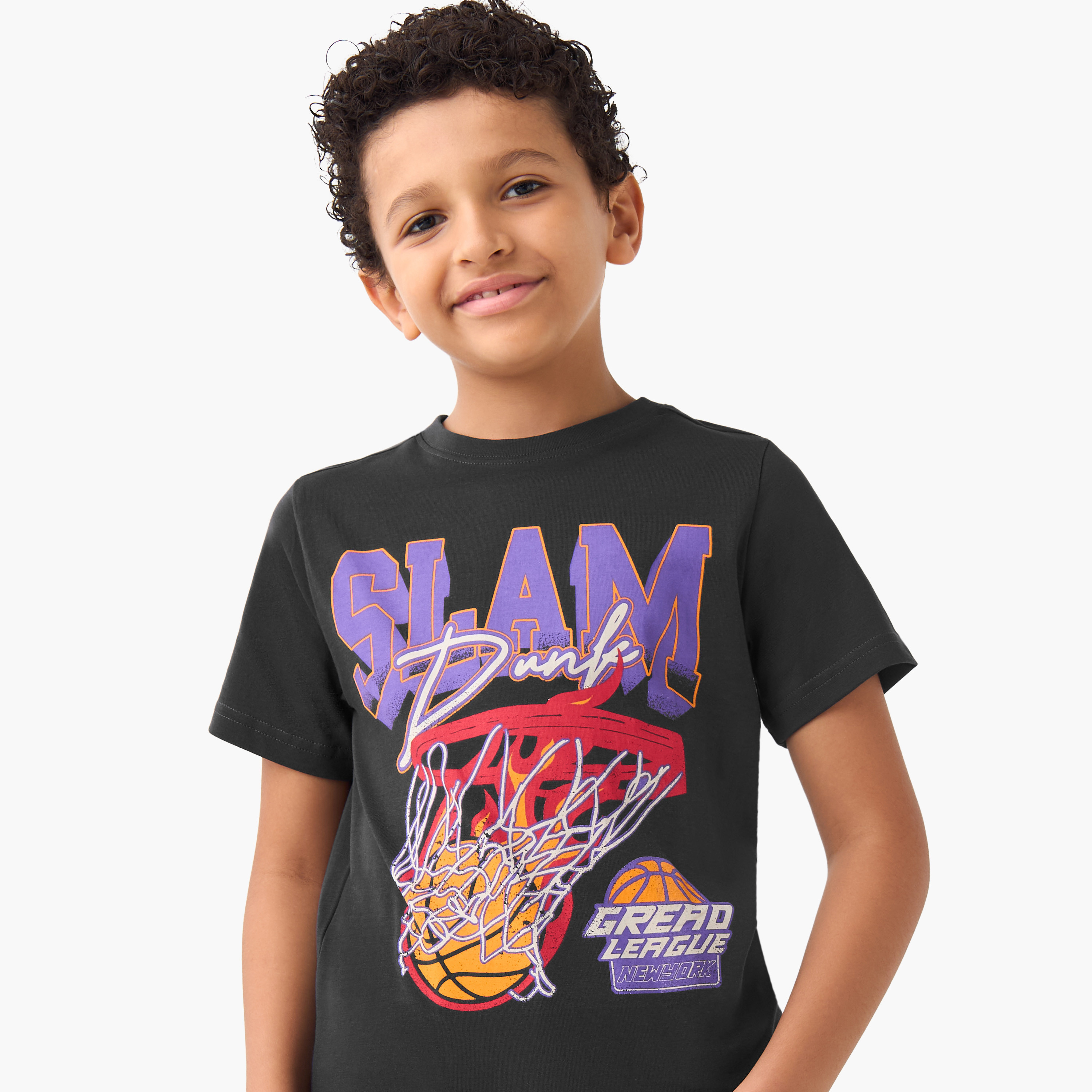 تيشيرت بياقة ضيقة وأكمام قصيرة وطبعات جرافيك من جونيورز-boys-clothing-tshirtsandpolos-image-4
