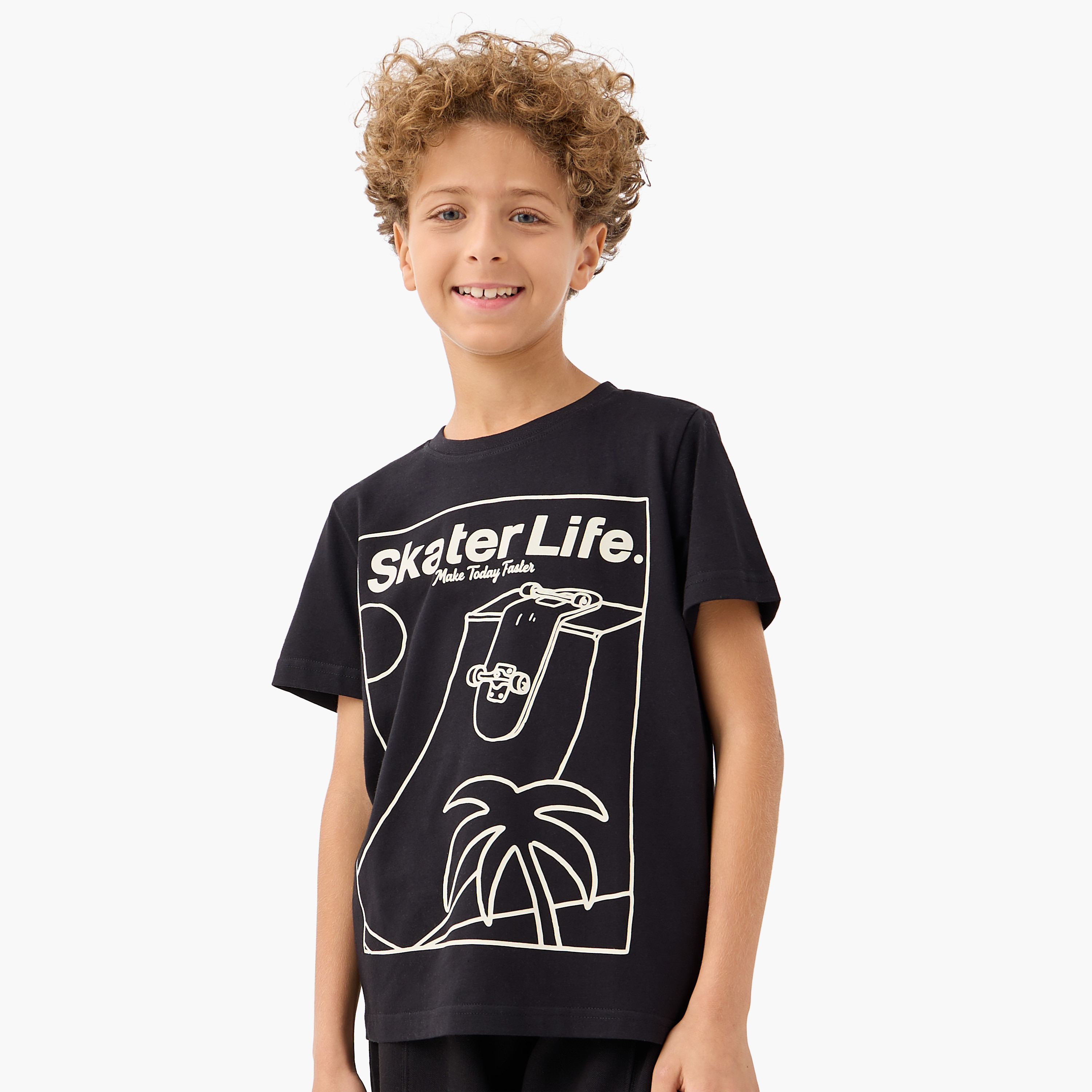 تيشيرت بأكمام قصيرة وياقة ضيقة وطبعات جرافيك من جونيورز-boys-clothing-tshirtsandpolos-image-1