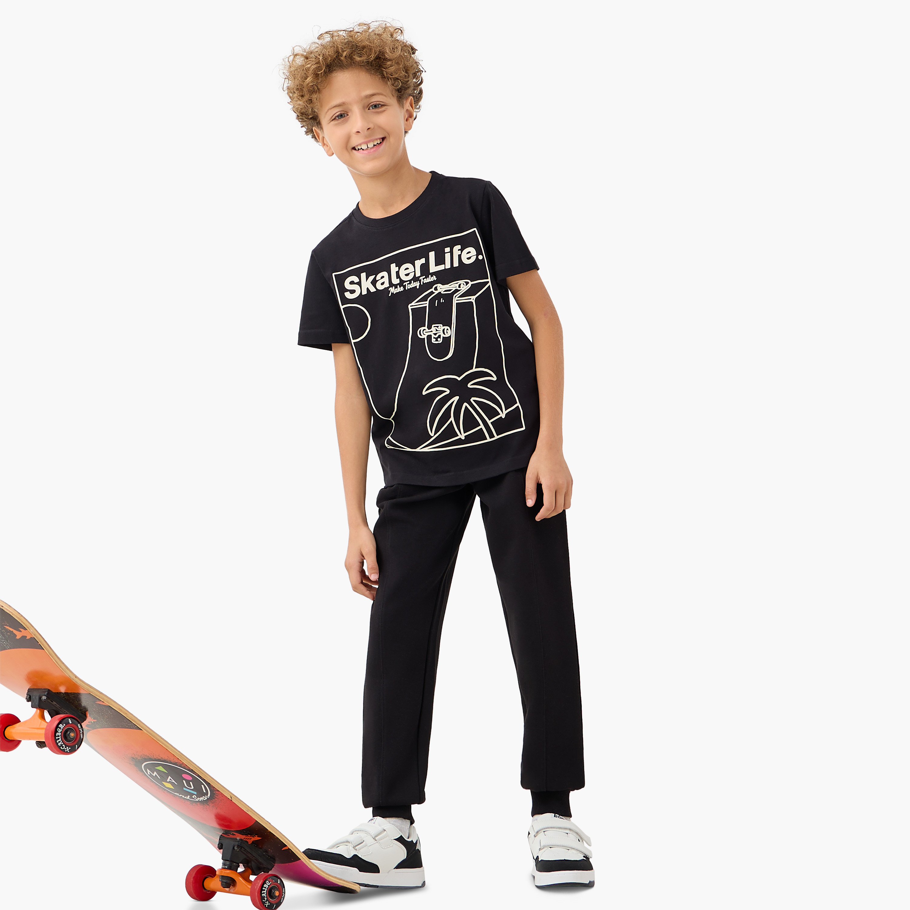 تيشيرت بأكمام قصيرة وياقة ضيقة وطبعات جرافيك من جونيورز-boys-clothing-tshirtsandpolos-image-2