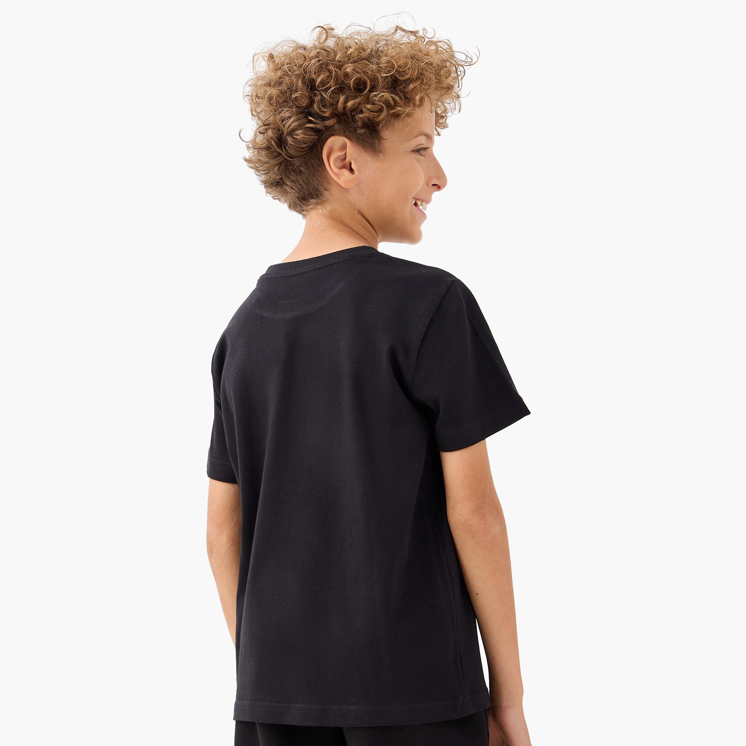 تيشيرت بأكمام قصيرة وياقة ضيقة وطبعات جرافيك من جونيورز-boys-clothing-tshirtsandpolos-image-3