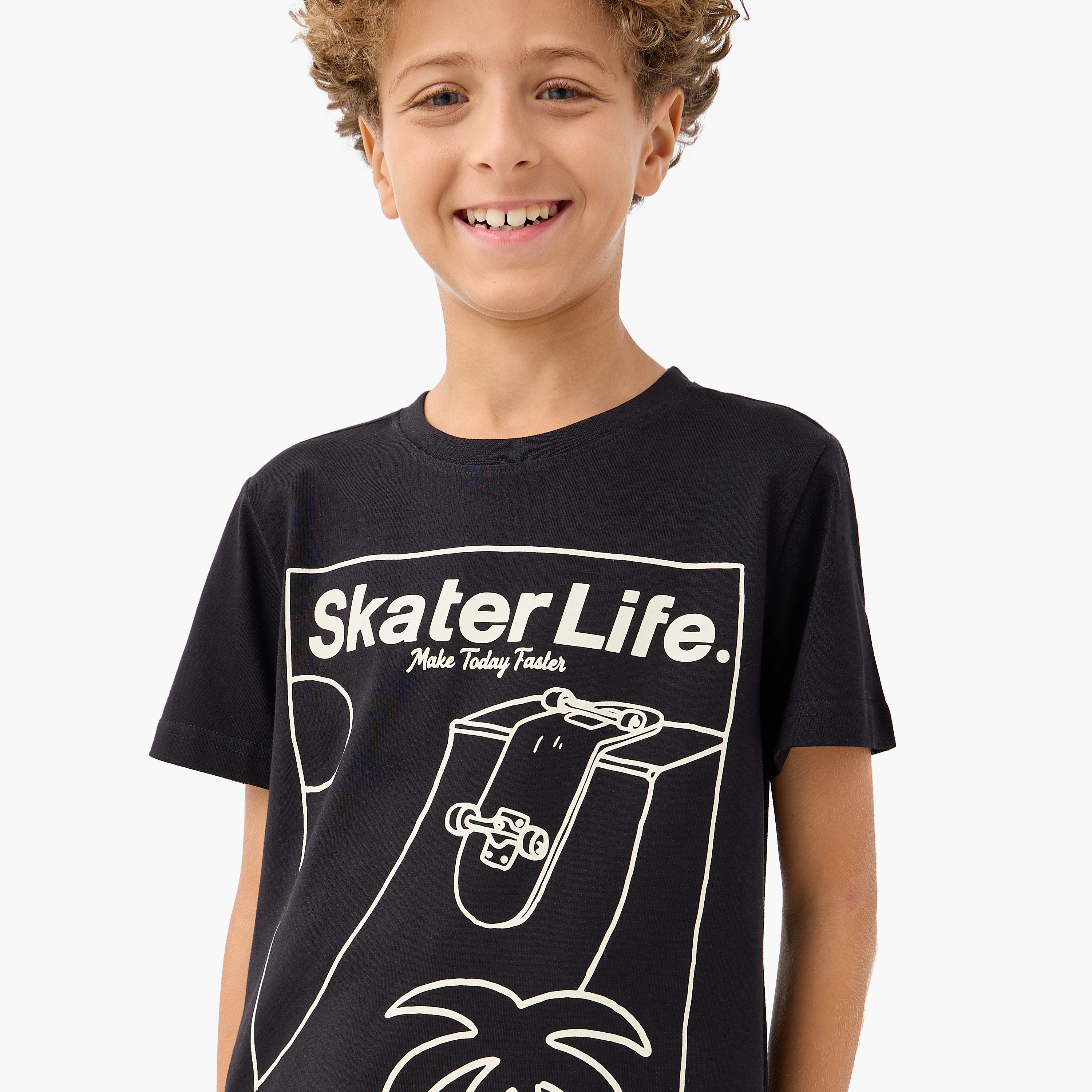 تيشيرت بأكمام قصيرة وياقة ضيقة وطبعات جرافيك من جونيورز-boys-clothing-tshirtsandpolos-image-4