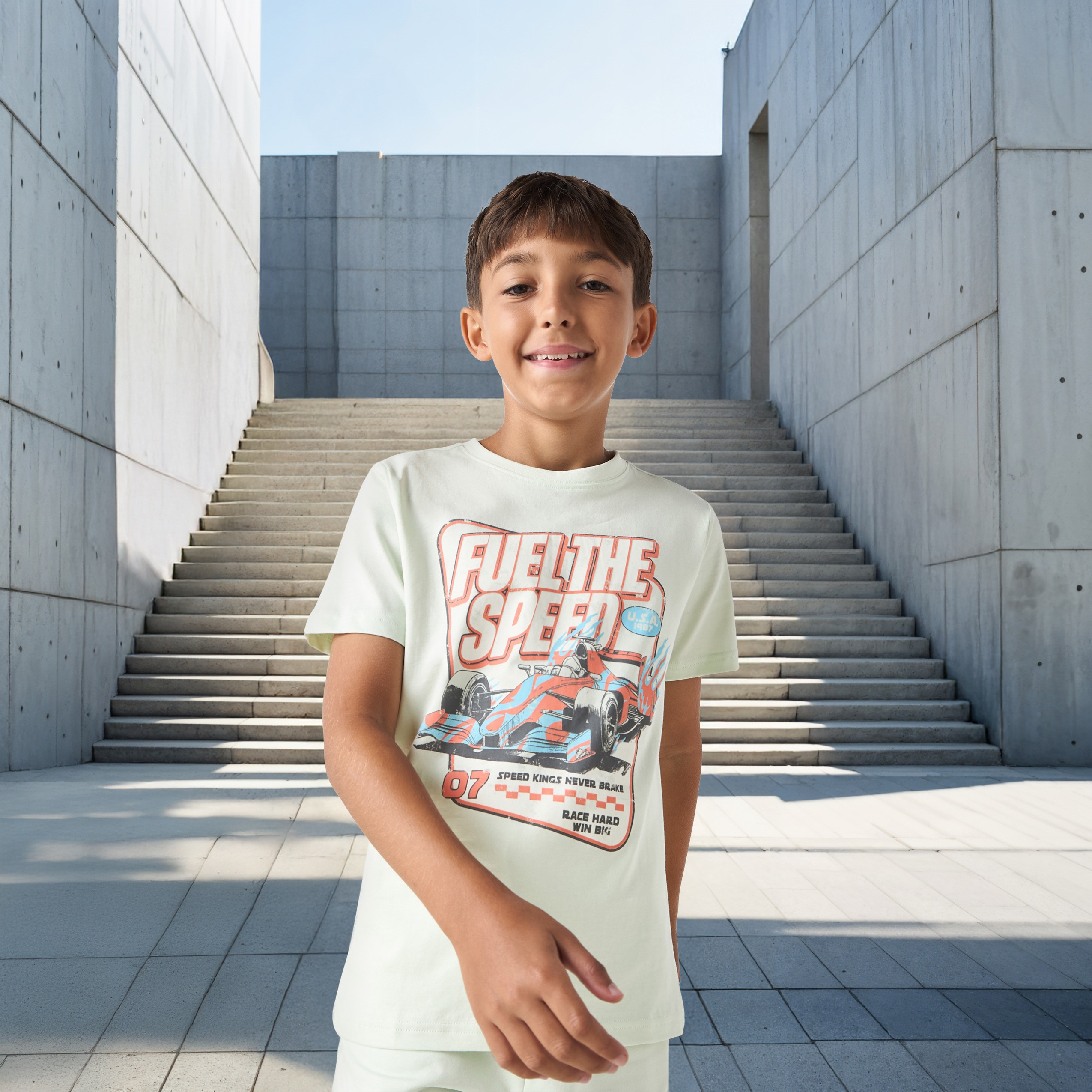 تيشيرت بياقة ضيقة وأكمام قصيرة وطبعات جرافيك من جونيورز-boys-clothing-tshirtsandpolos-image-1