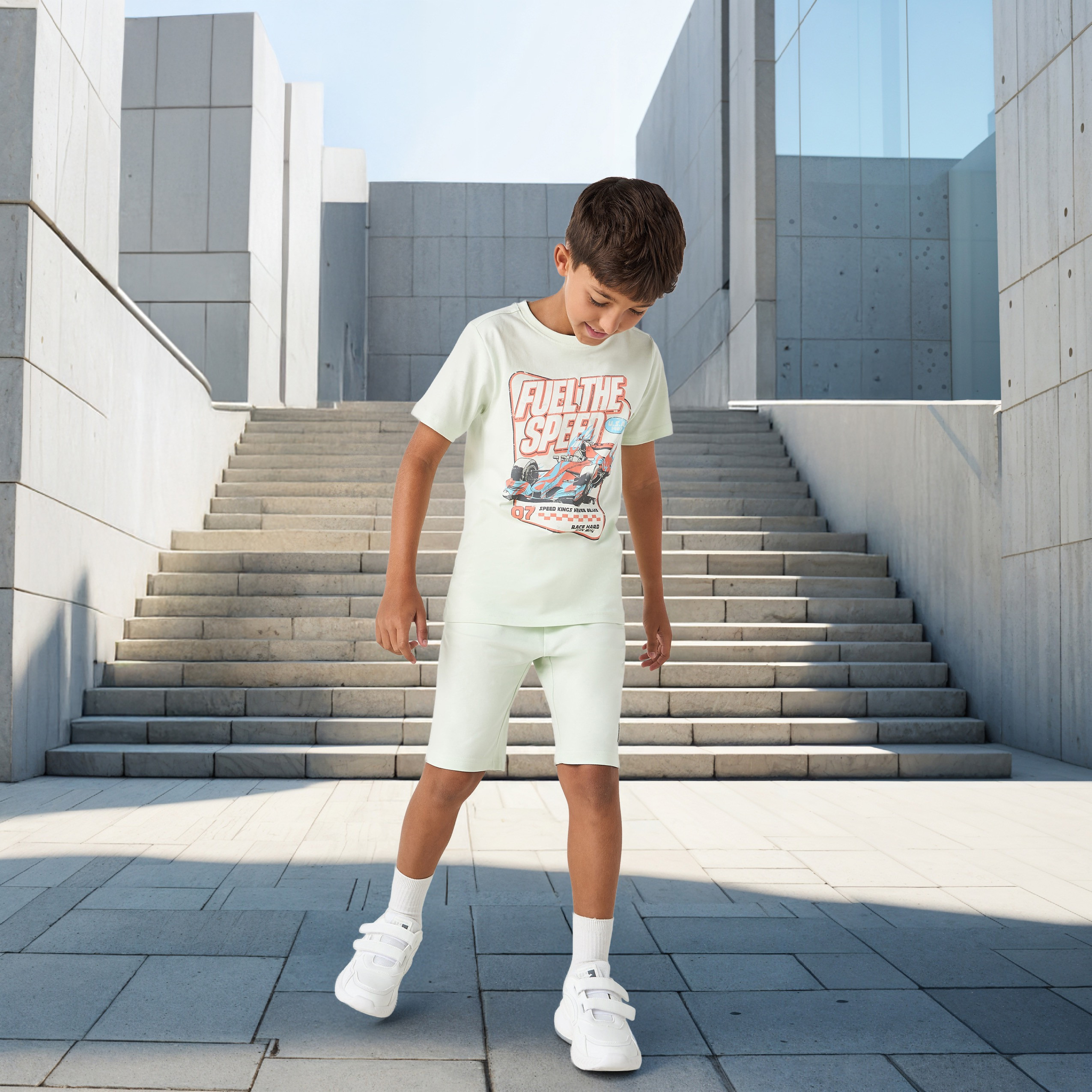 تيشيرت بياقة ضيقة وأكمام قصيرة وطبعات جرافيك من جونيورز-boys-clothing-tshirtsandpolos-image-2