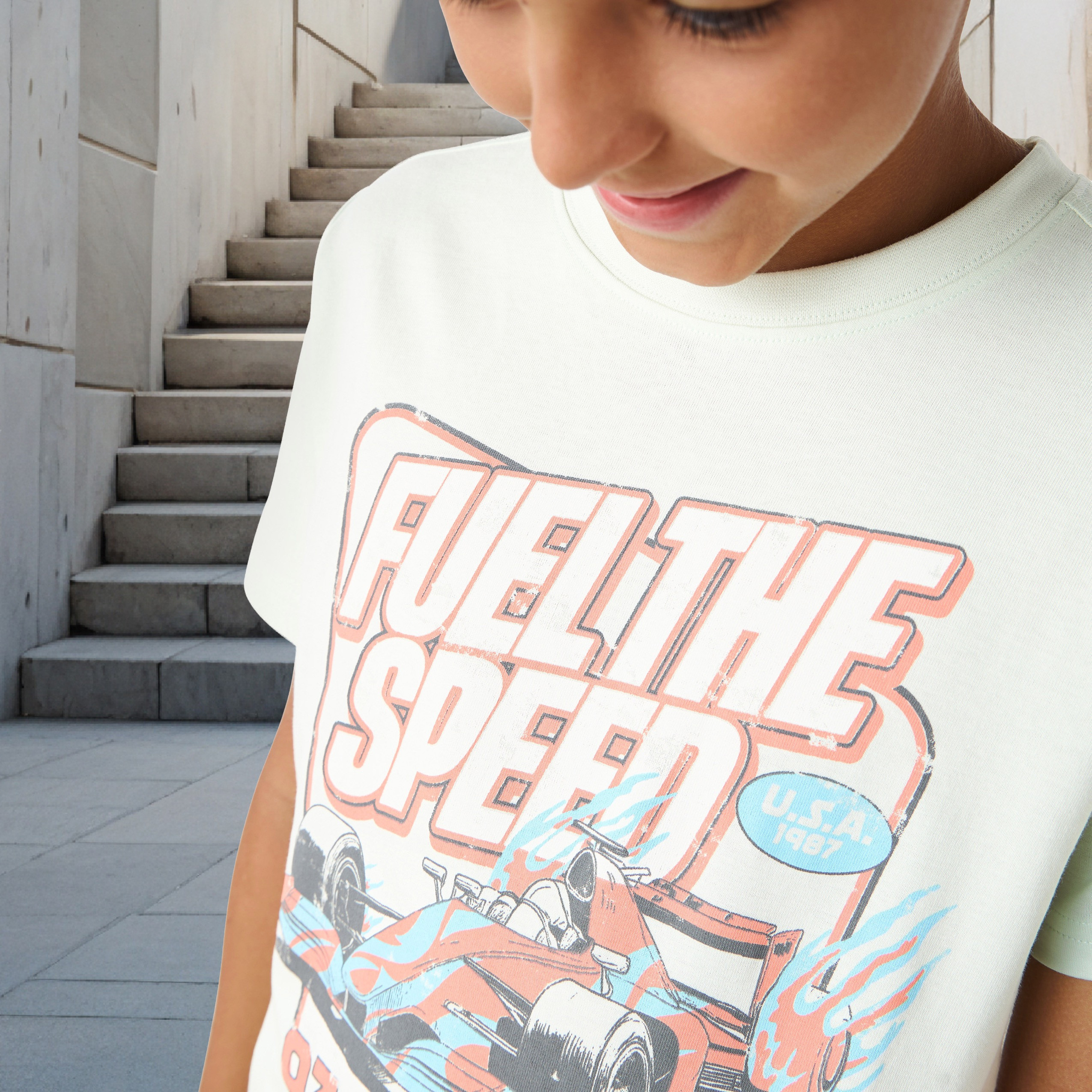 تيشيرت بياقة ضيقة وأكمام قصيرة وطبعات جرافيك من جونيورز-boys-clothing-tshirtsandpolos-image-4