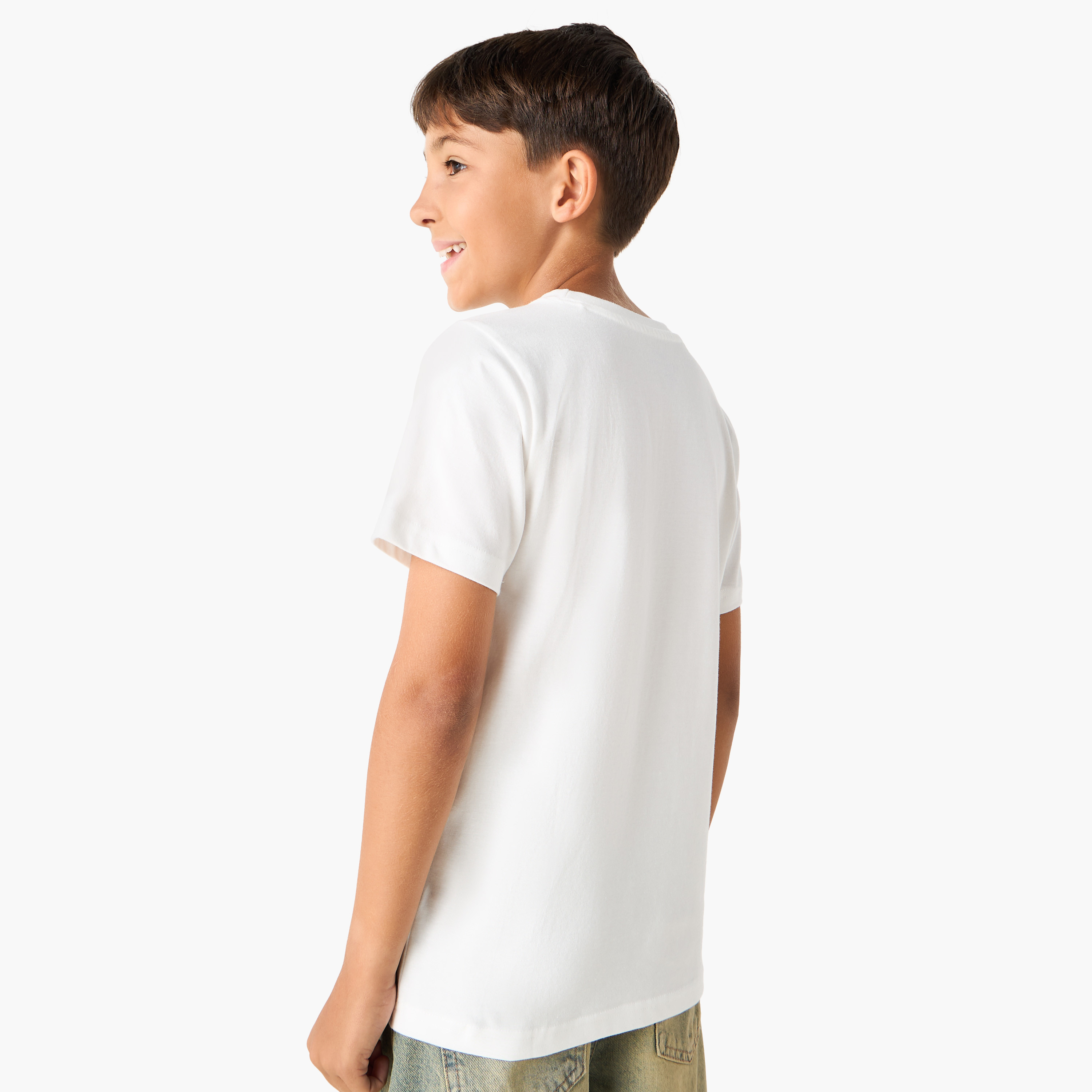تيشيرت بياقة ضيقة وأكمام قصيرة وطبعات جرافيك من جونيورز-boys-clothing-tshirtsandpolos-image-3
