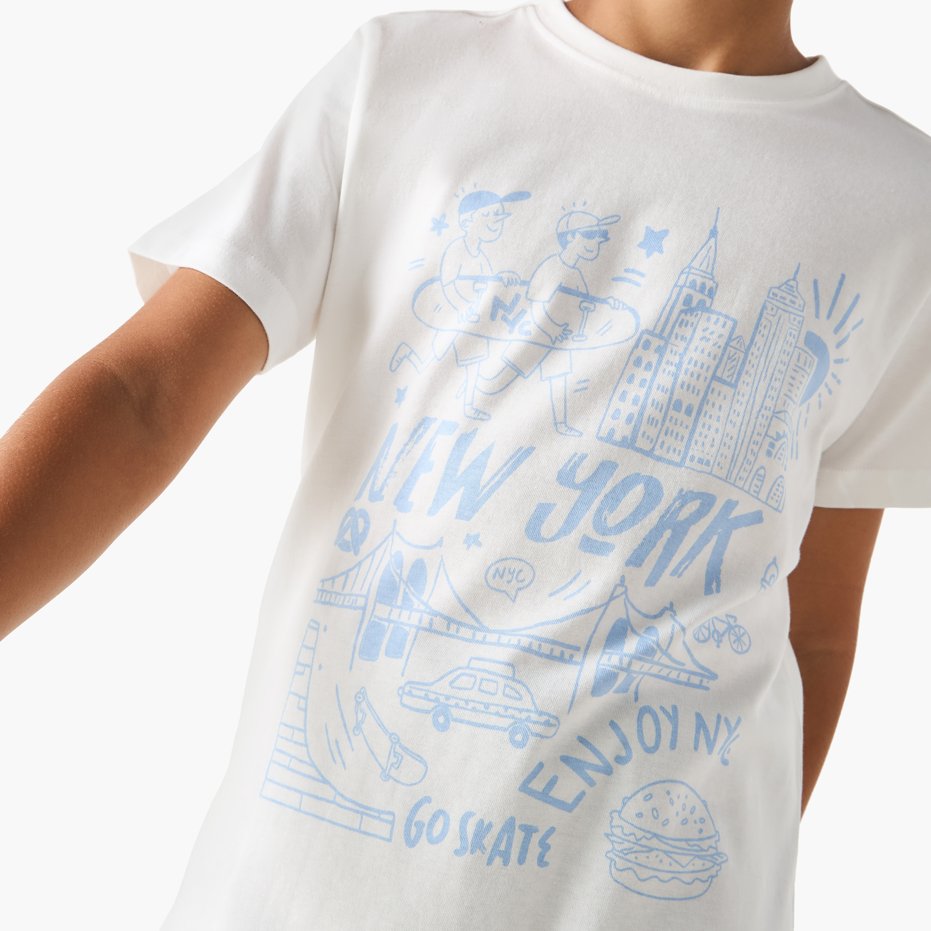 تيشيرت بياقة ضيقة وأكمام قصيرة وطبعات جرافيك من جونيورز-boys-clothing-tshirtsandpolos-image-4