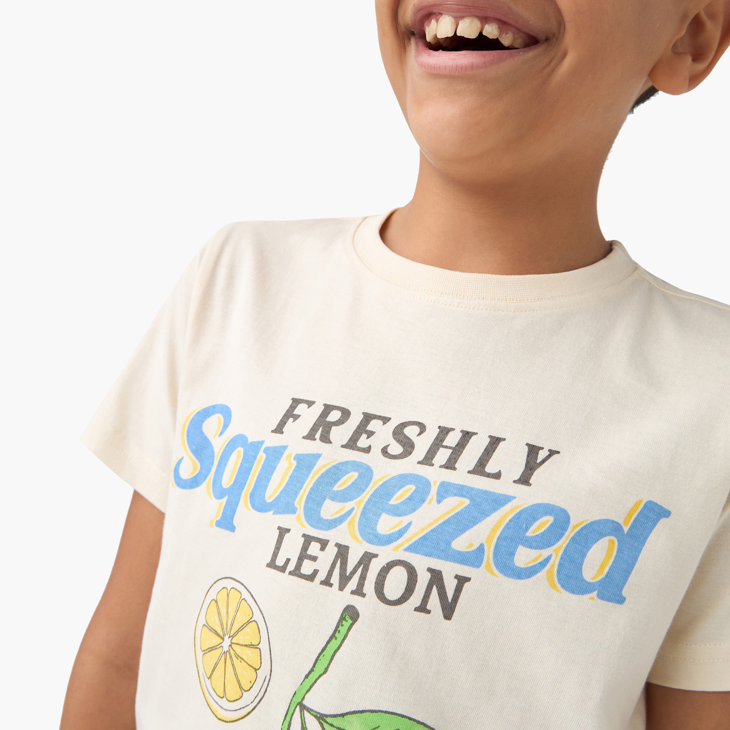 تيشيرت بياقة ضيقة وطبعات جرافيك وأكمام قصيرة من جونيورز-boys-clothing-tshirtsandpolos-image-4