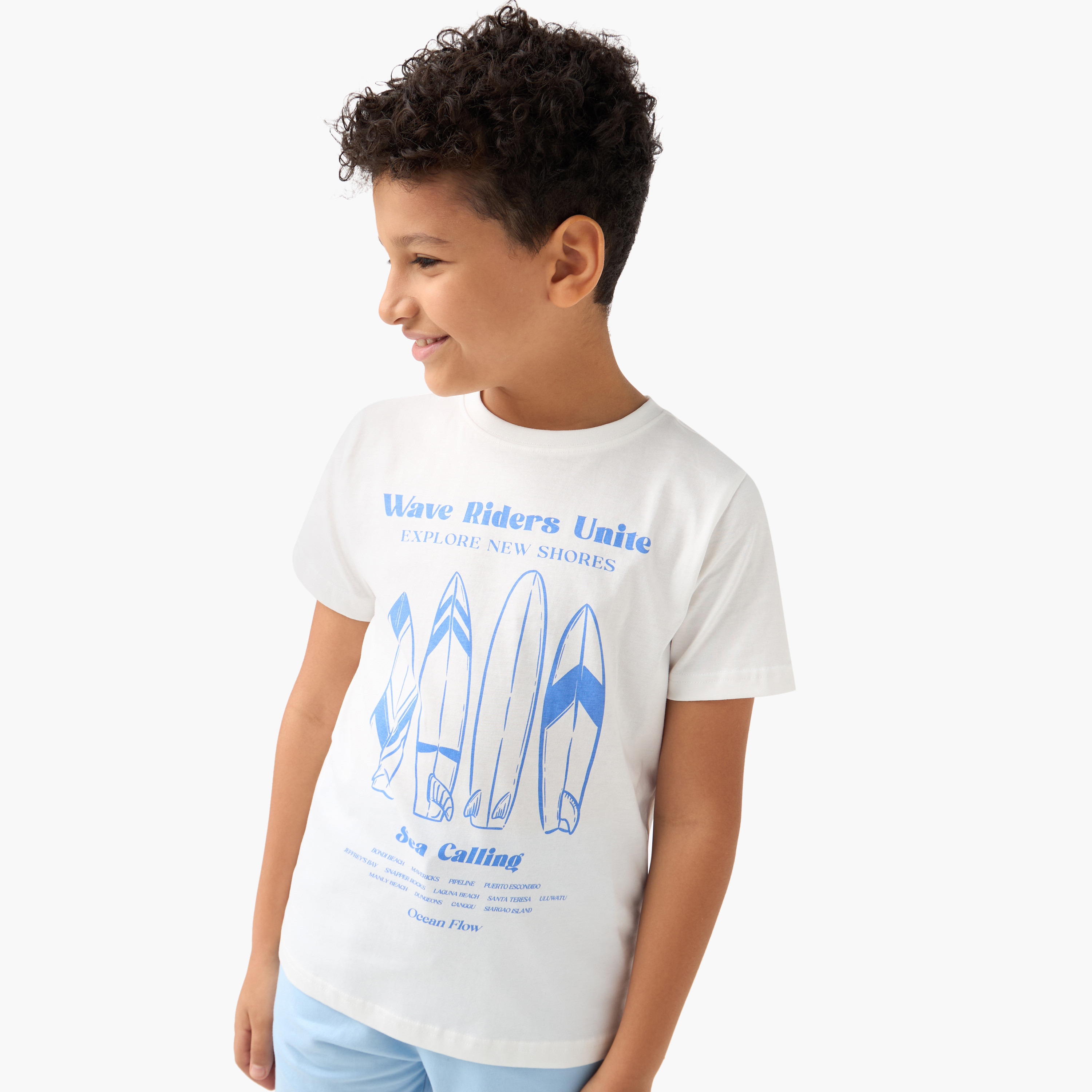 تيشيرت بياقة ضيقة وطبعات جرافيك وأكمام قصيرة من جونيورز-boys-clothing-tshirtsandpolos-image-1