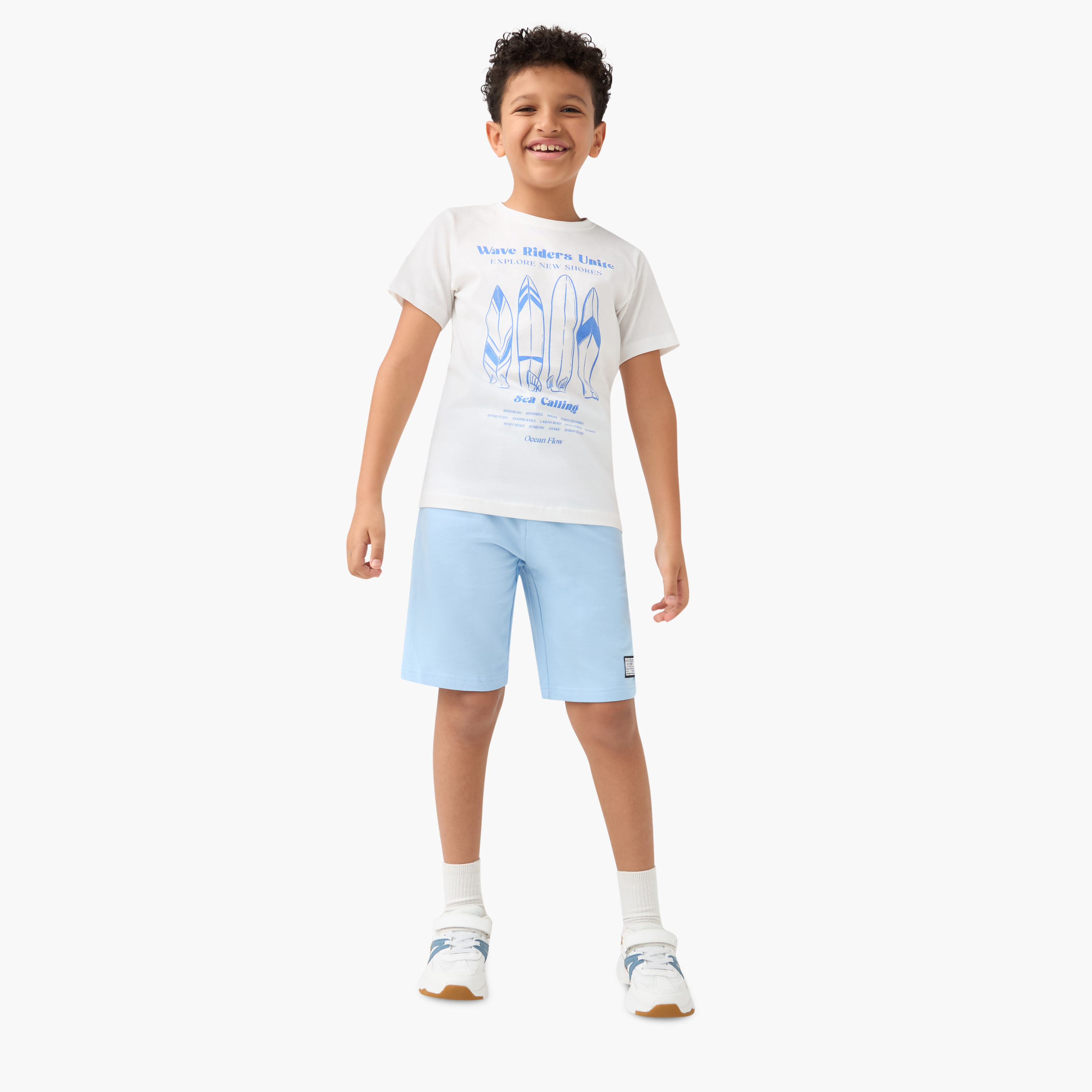 تيشيرت بياقة ضيقة وطبعات جرافيك وأكمام قصيرة من جونيورز-boys-clothing-tshirtsandpolos-image-2