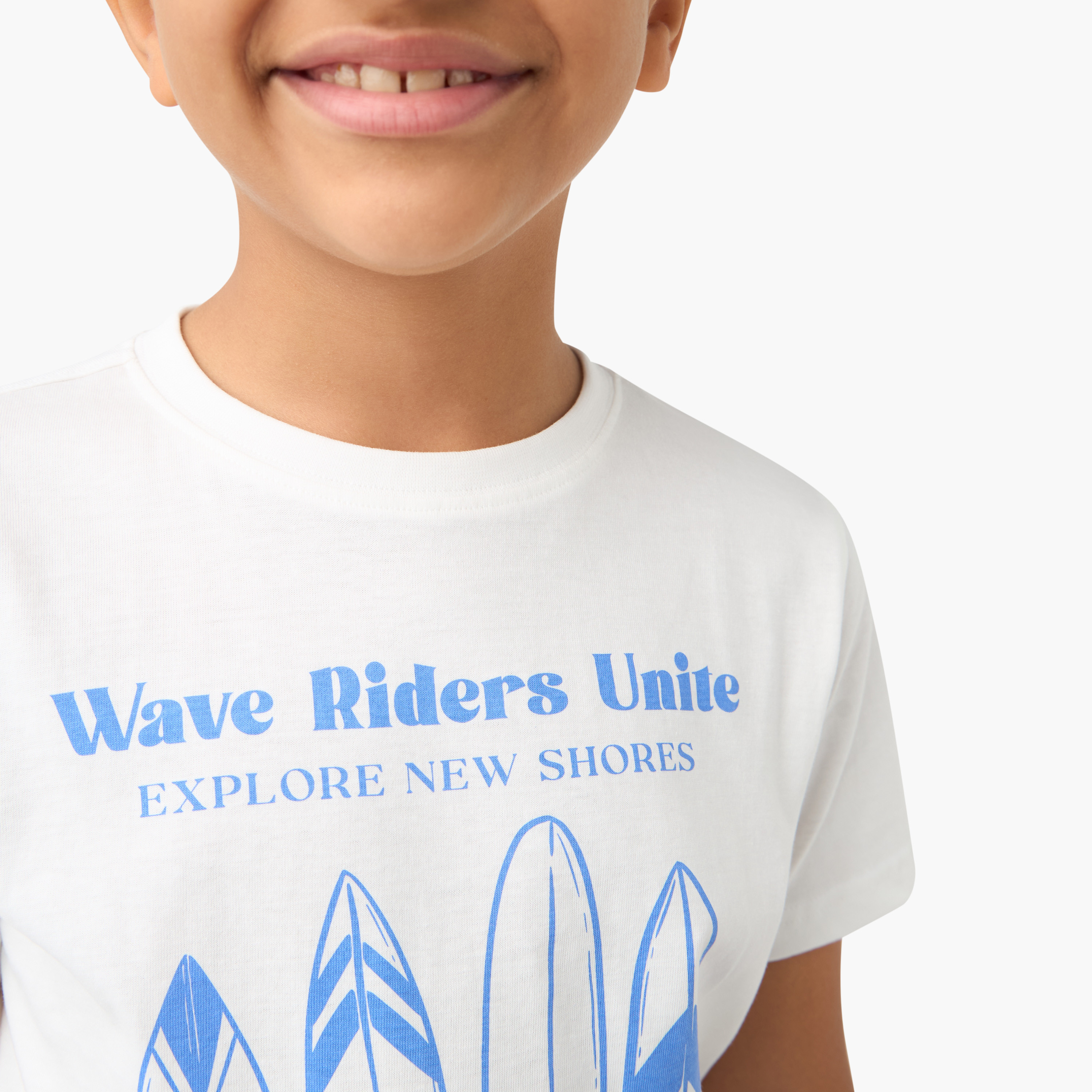 تيشيرت بياقة ضيقة وطبعات جرافيك وأكمام قصيرة من جونيورز-boys-clothing-tshirtsandpolos-image-4