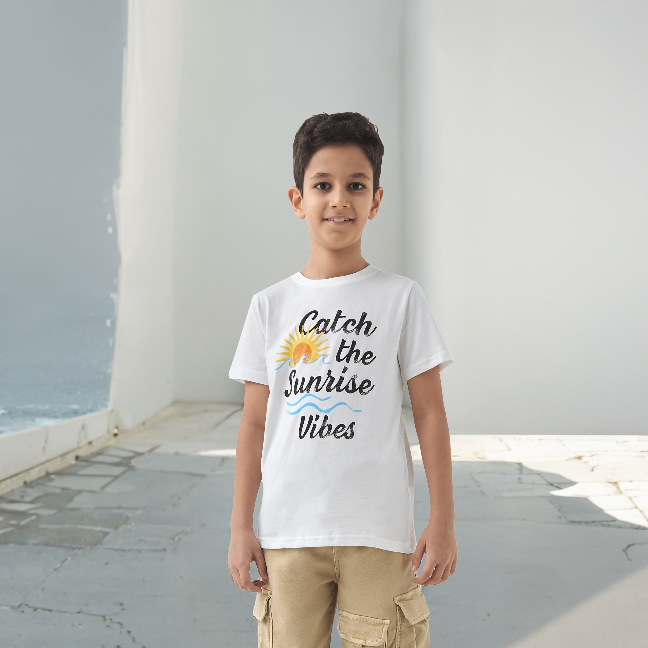 تيشيرت بطبعات شعار وأكمام قصيرة من جونيورز-boys-clothing-tshirtsandpolos-image-1