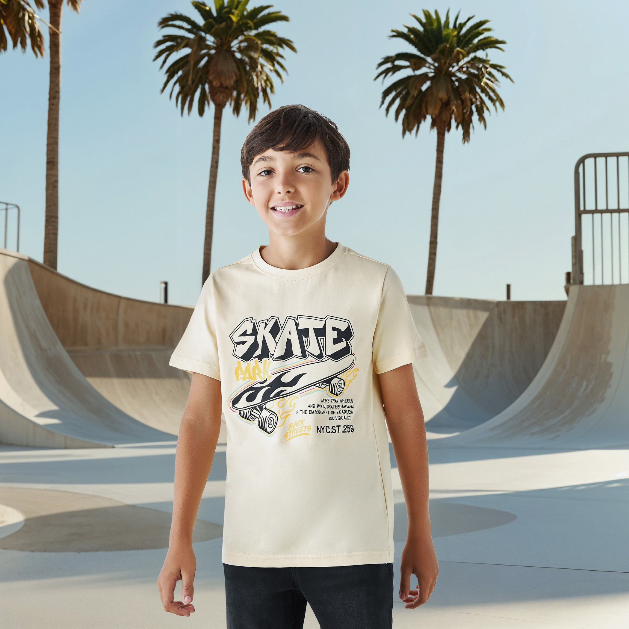 تيشيرت بياقة مستديرة وأكمام قصيرة وطبعات جرافيك من جونيورز-boys-clothing-tshirtsandpolos-image-1