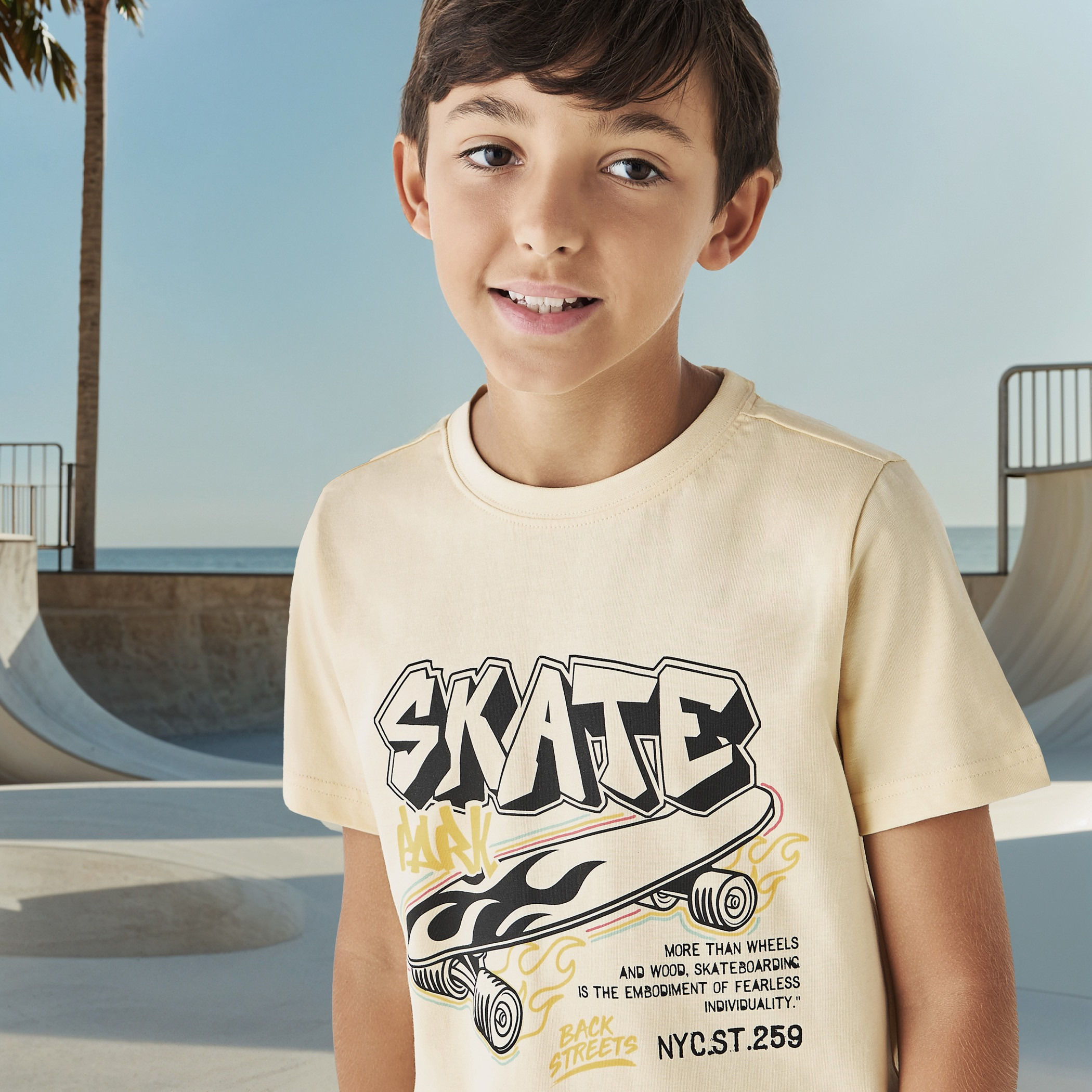 تيشيرت بياقة مستديرة وأكمام قصيرة وطبعات جرافيك من جونيورز-boys-clothing-tshirtsandpolos-image-4