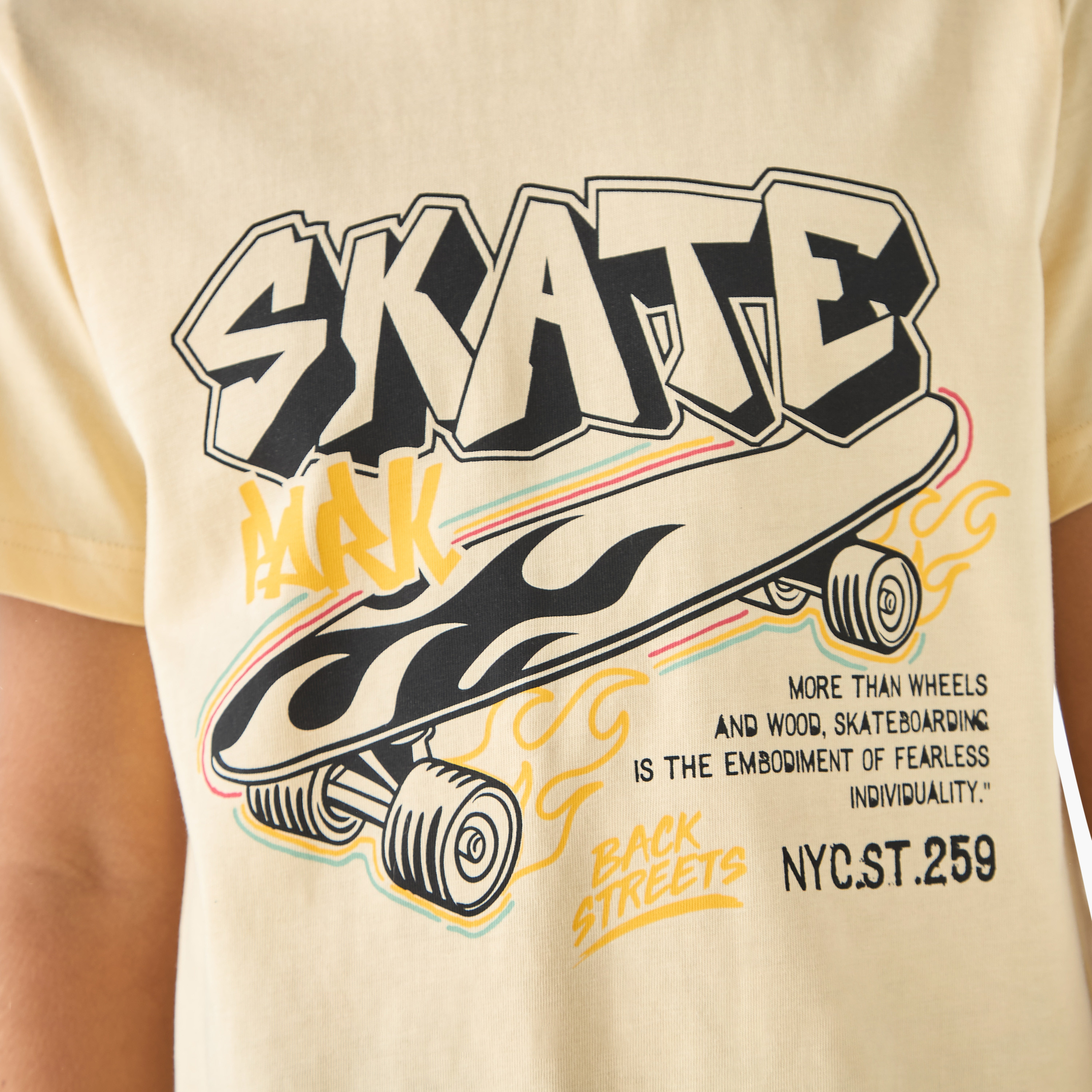 تيشيرت بياقة مستديرة وأكمام قصيرة وطبعات جرافيك من جونيورز-boys-clothing-tshirtsandpolos-image-5