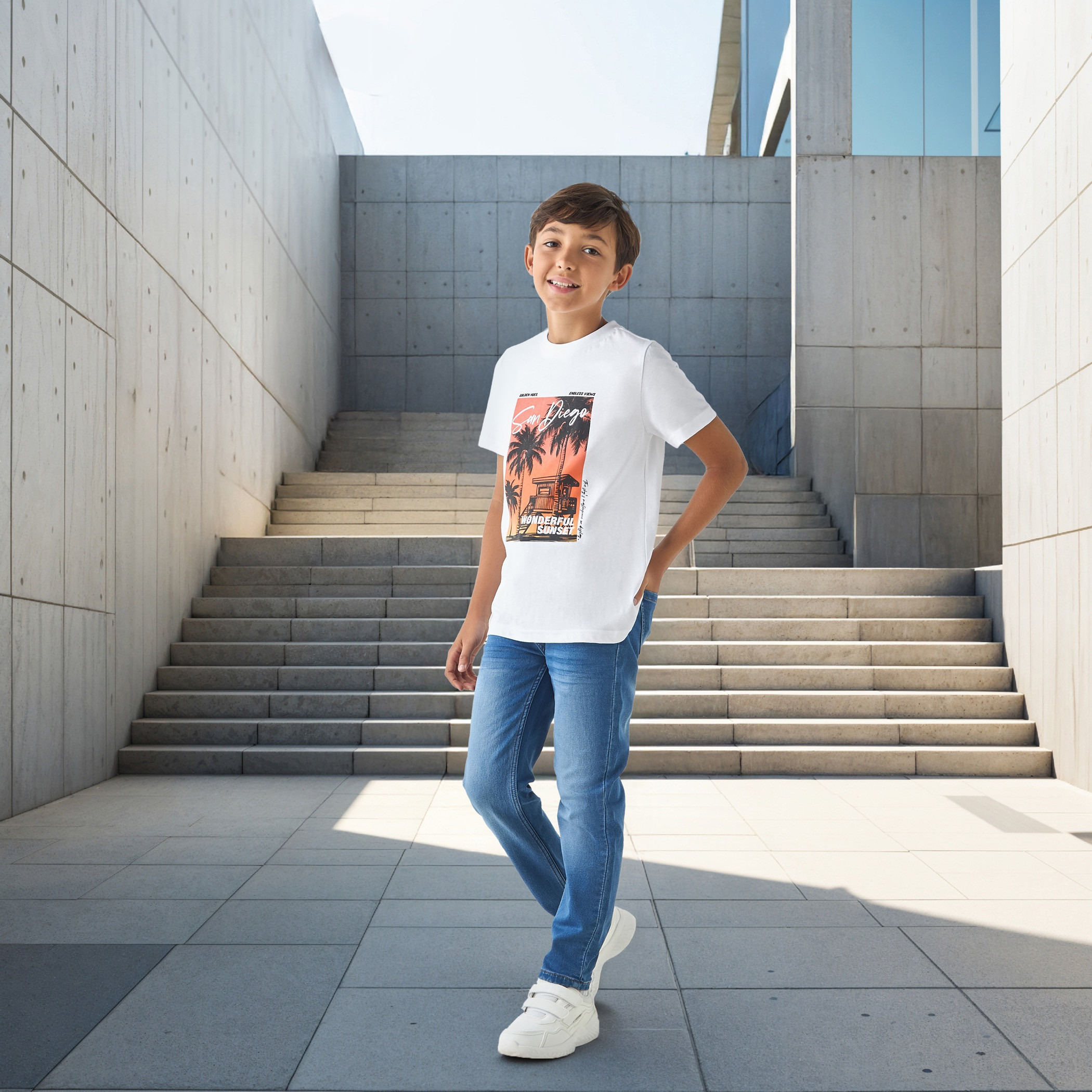 تيشيرت بياقة ضيقة وأكمام قصيرة وطبعات جرافيك من جونيورز-boys-clothing-tshirtsandpolos-image-2