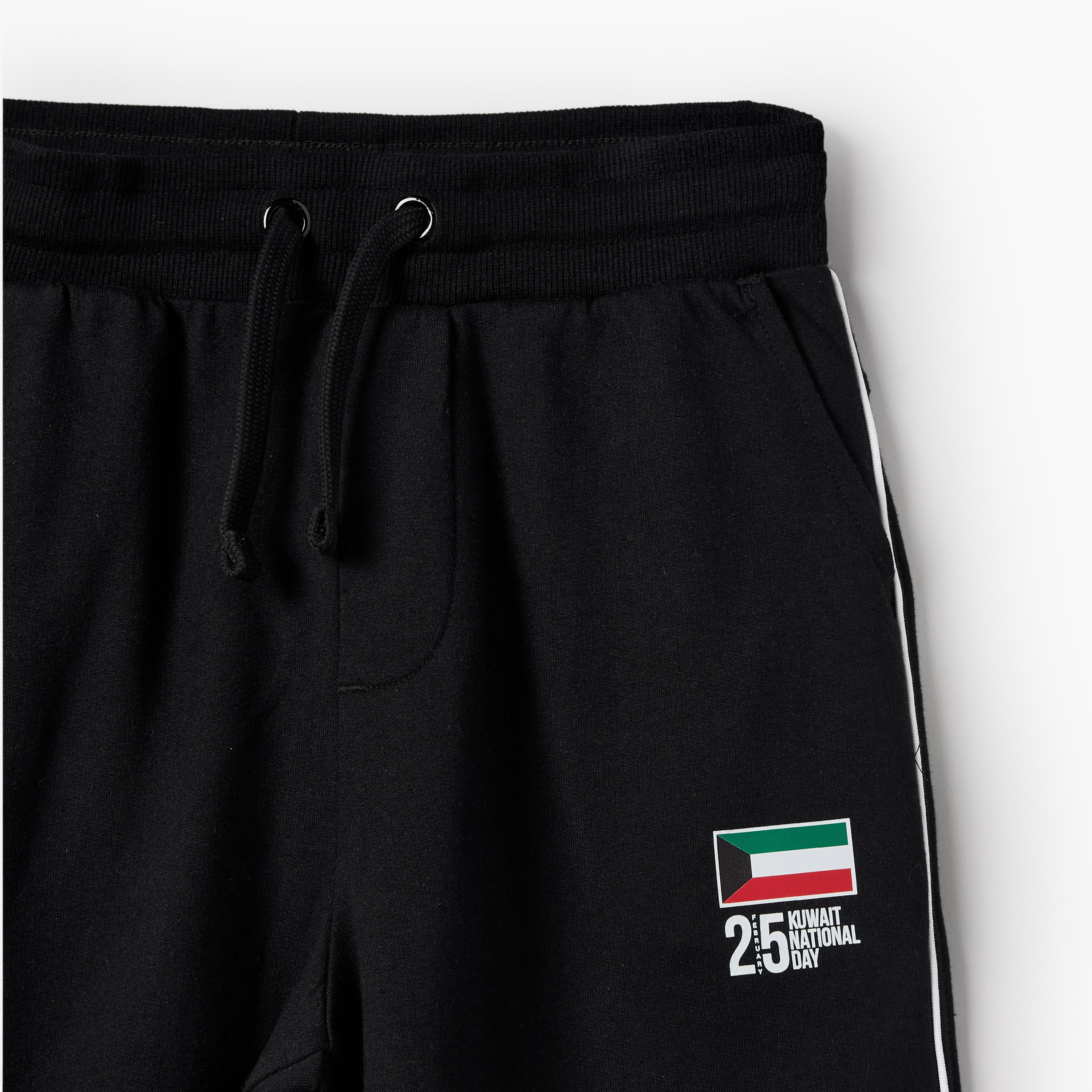بنطلون رياضي برباط إغلاق وطبعات اليوم الوطني للكويت من جونيورز-boys-clothing-bottoms-joggersandtrackpants-image-8