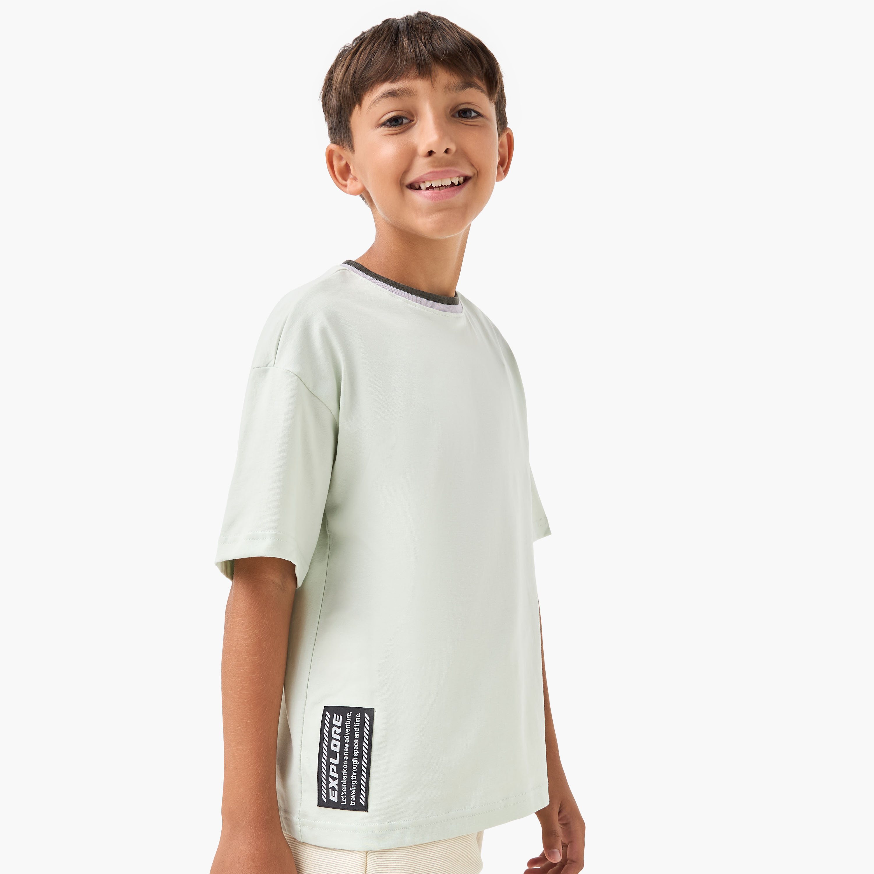 تيشيرت سادة بياقة ضيقة وأكمام قصيرة من جونيورز-boys-clothing-tshirtsandpolos-image-1