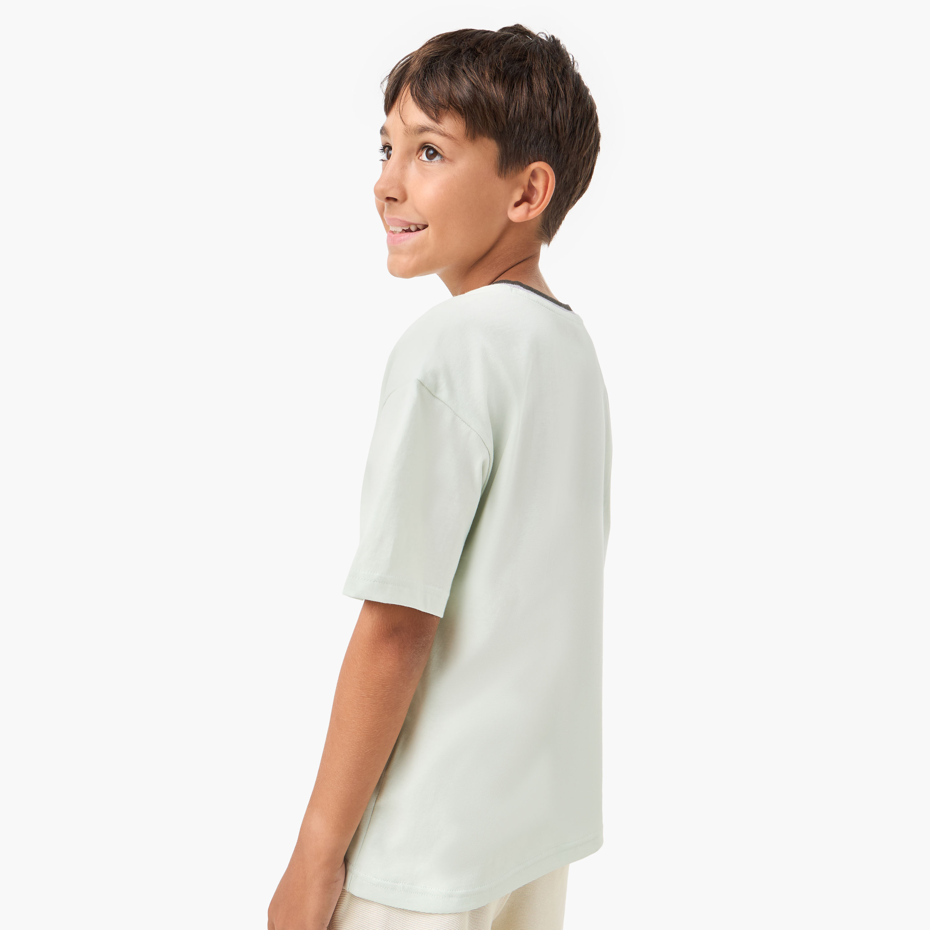 تيشيرت سادة بياقة ضيقة وأكمام قصيرة من جونيورز-boys-clothing-tshirtsandpolos-image-3
