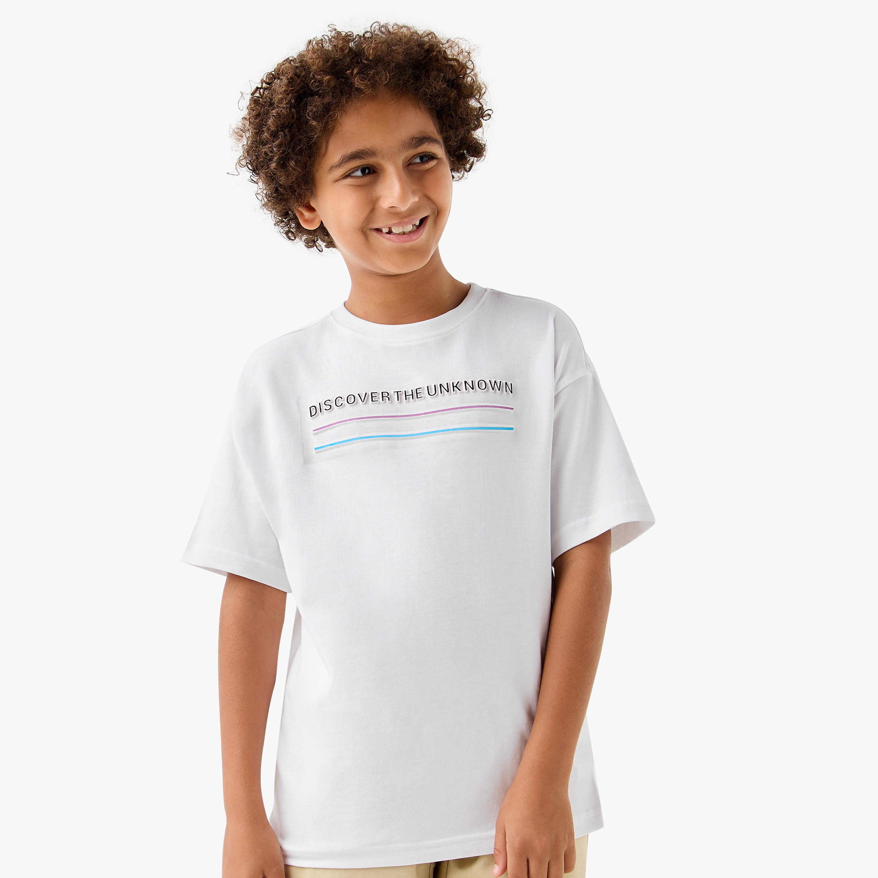 تيشيرت بياقة ضيقة وأكمام قصيرة وطبعات شعار من جونيورز-boys-clothing-tshirtsandpolos-image-1