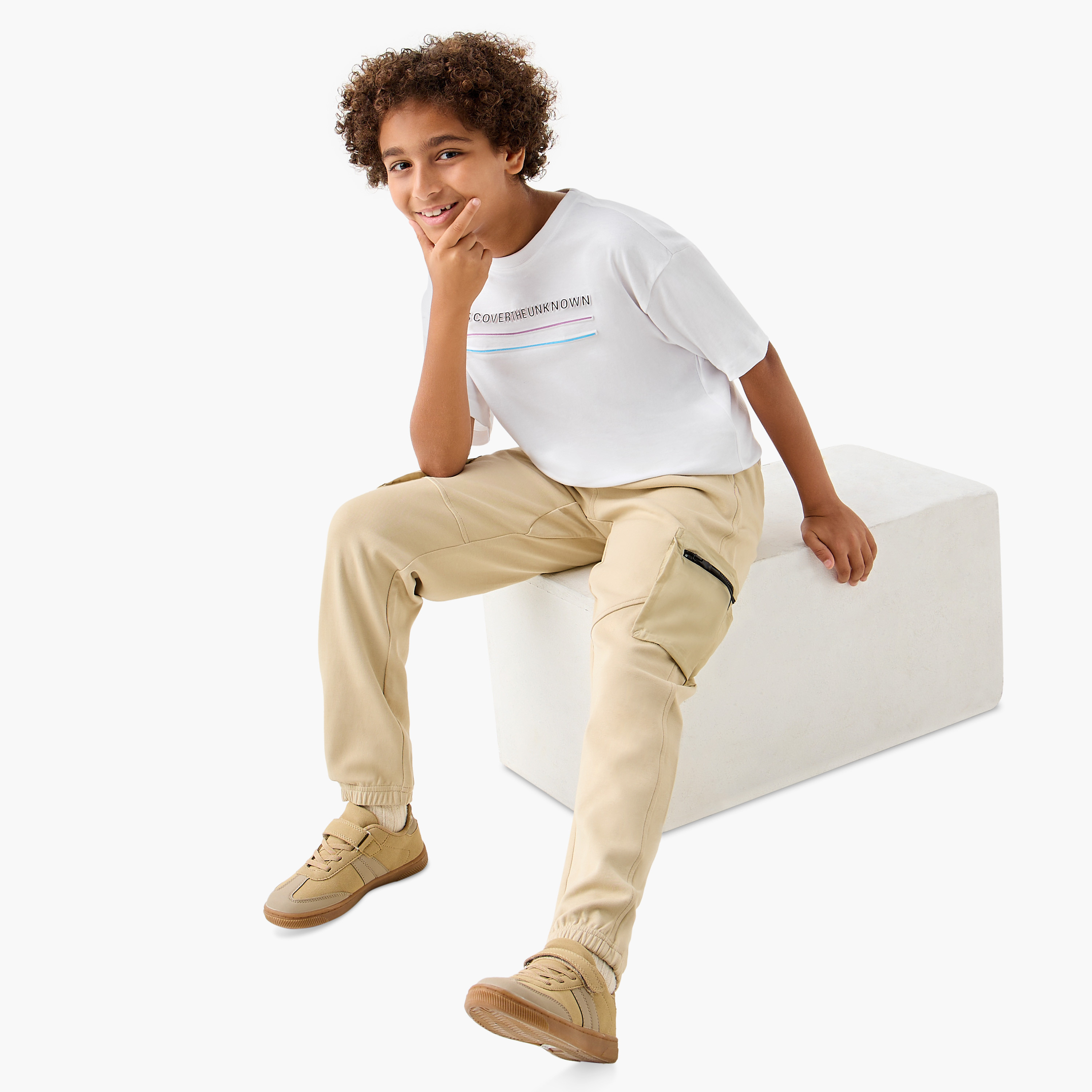 تيشيرت بياقة ضيقة وأكمام قصيرة وطبعات شعار من جونيورز-boys-clothing-tshirtsandpolos-image-2