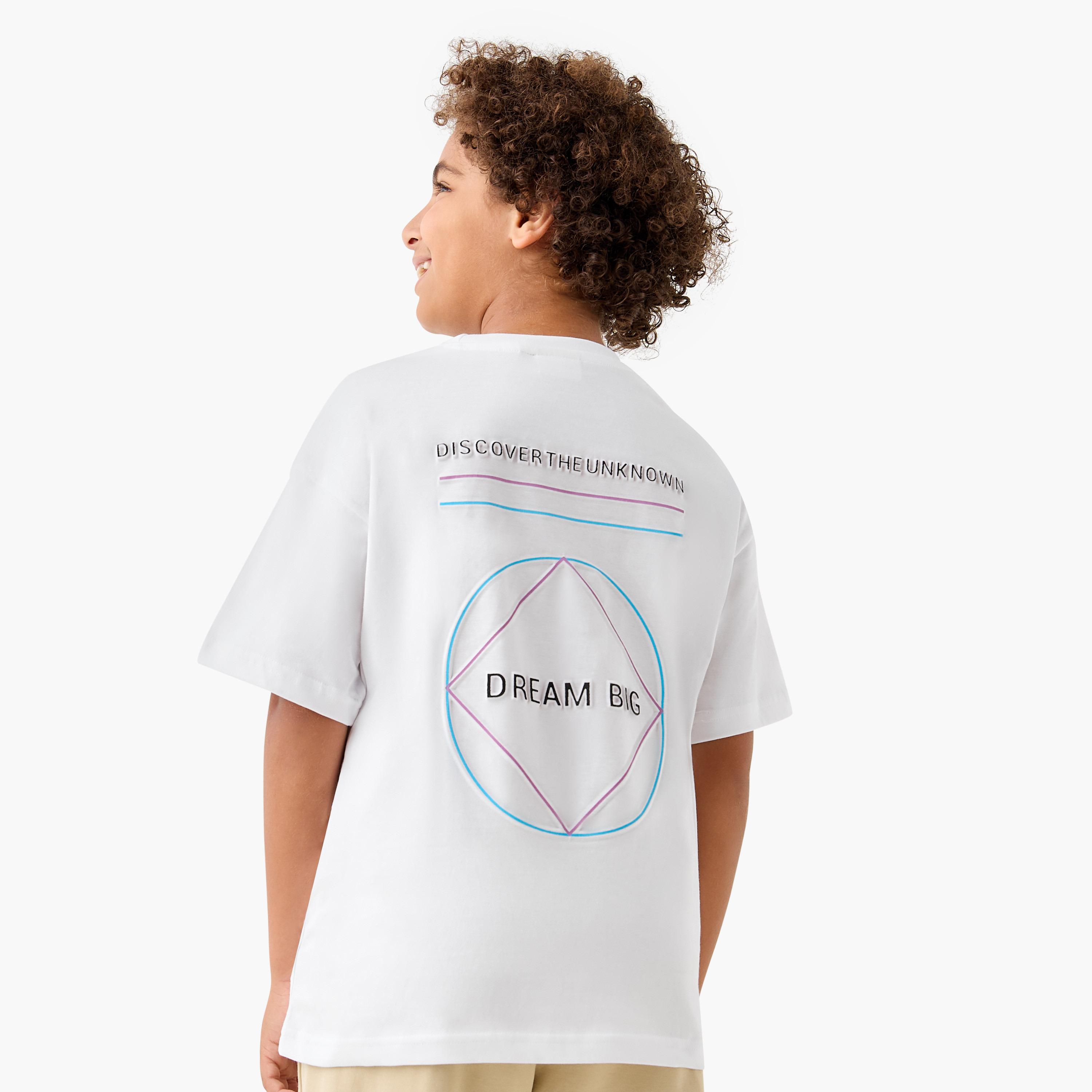 تيشيرت بياقة ضيقة وأكمام قصيرة وطبعات شعار من جونيورز-boys-clothing-tshirtsandpolos-image-3