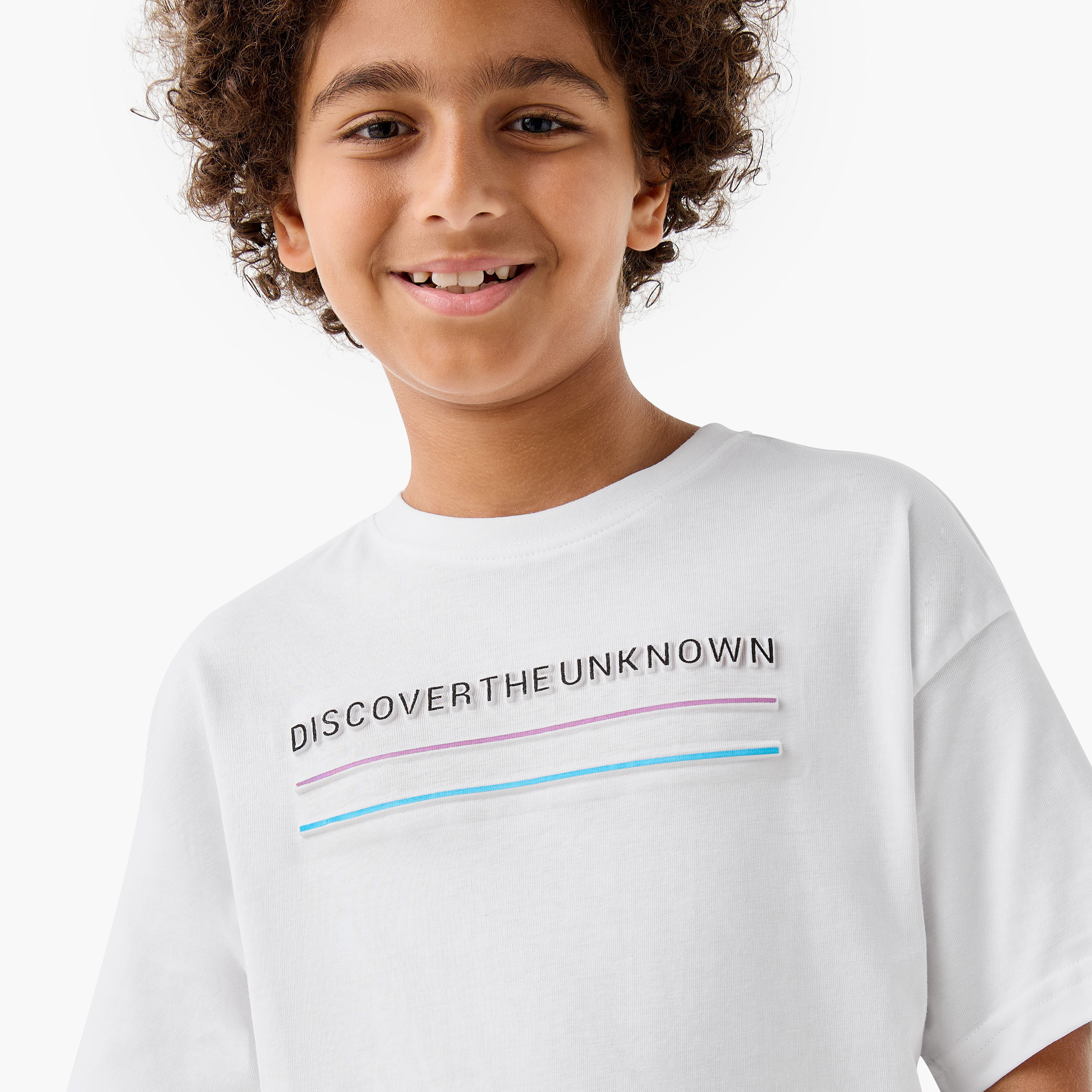تيشيرت بياقة ضيقة وأكمام قصيرة وطبعات شعار من جونيورز-boys-clothing-tshirtsandpolos-image-4