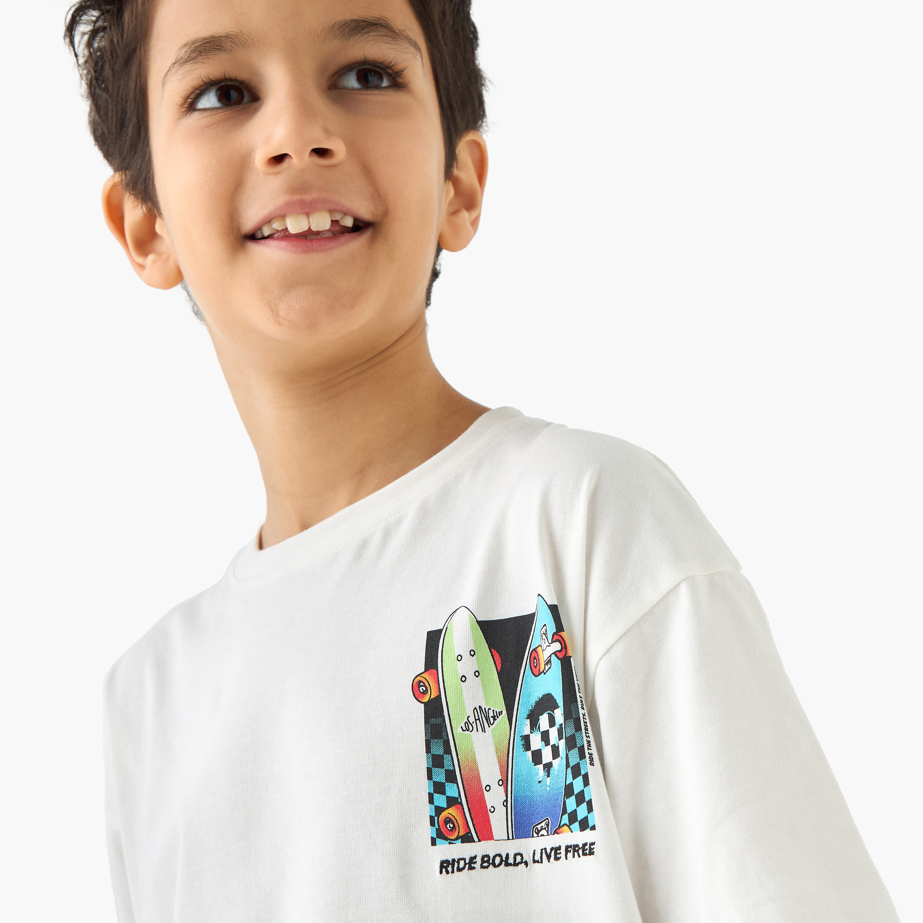 تيشيرت بياقة ضيقة وأكمام قصيرة وطبعات من جونيورز-boys-clothing-tshirtsandpolos-image-4