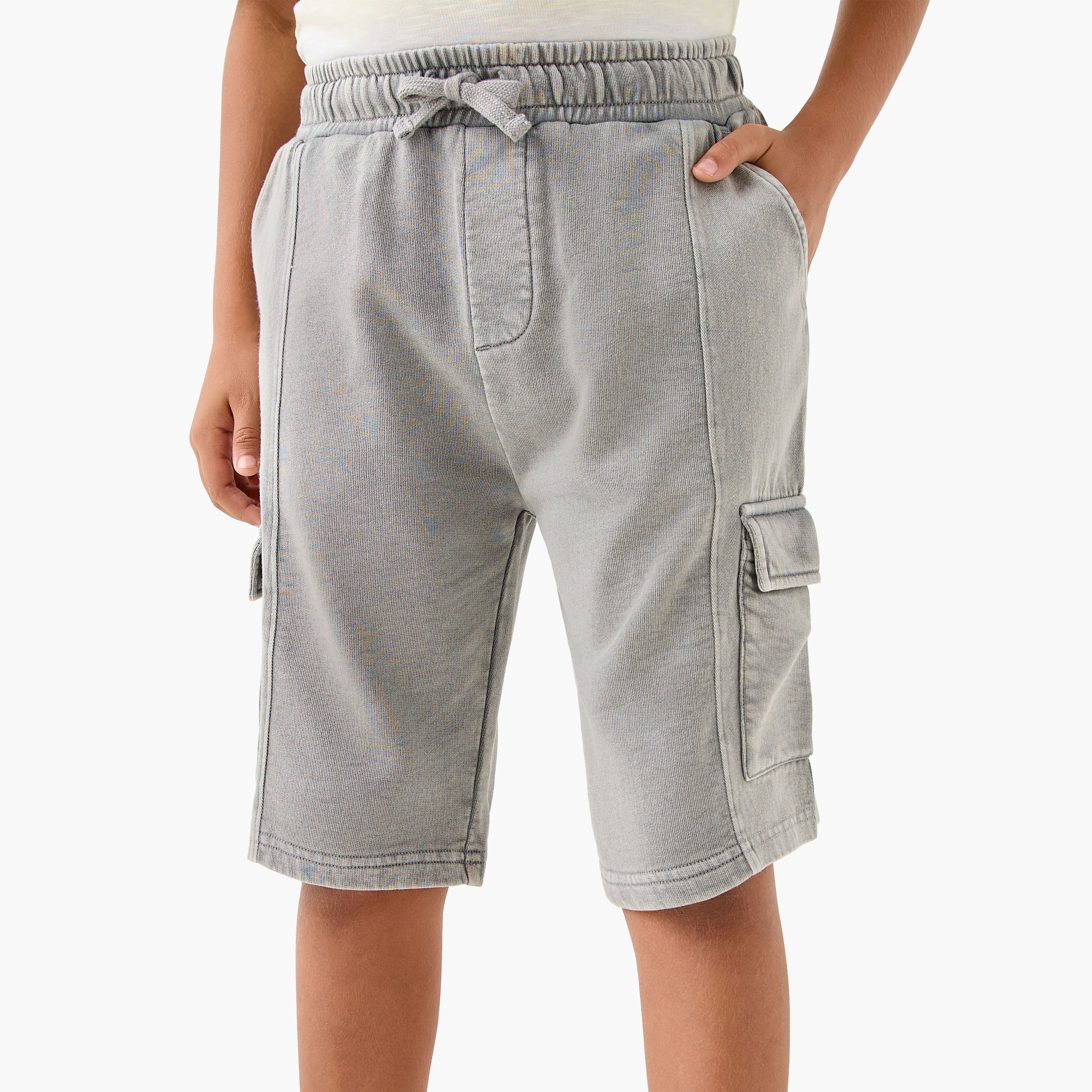 شورت سادة برباط إغلاق وجيوب كارجو من جونيورز-boys-clothing-bottoms-shorts-image-1