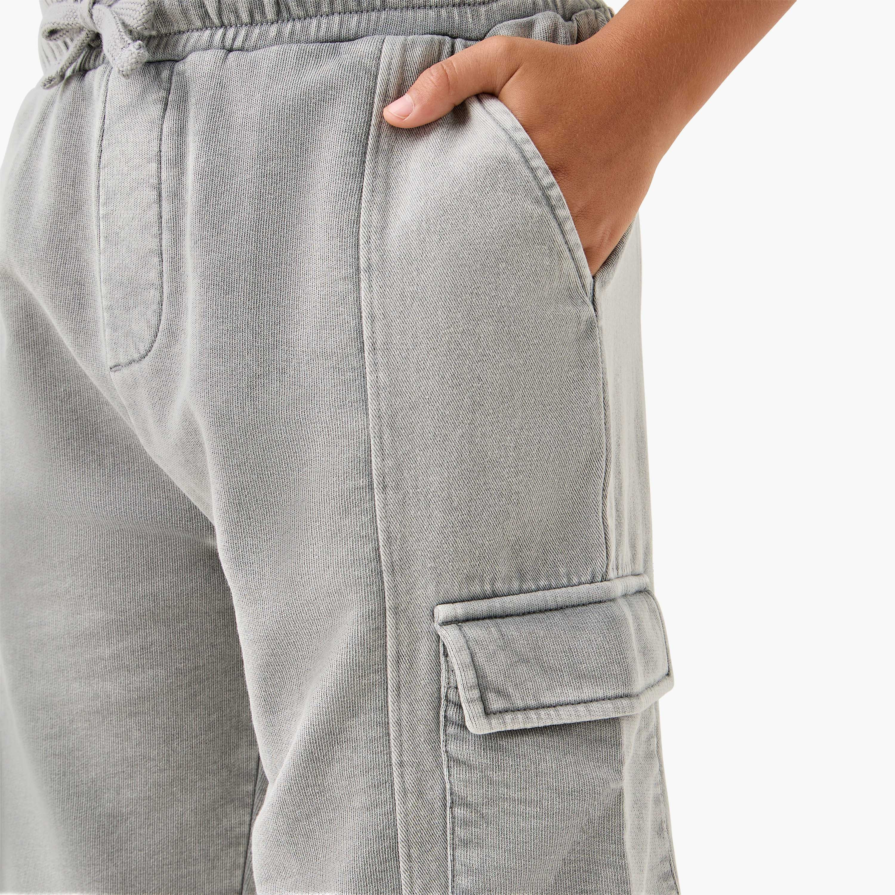 شورت سادة برباط إغلاق وجيوب كارجو من جونيورز-boys-clothing-bottoms-shorts-image-4