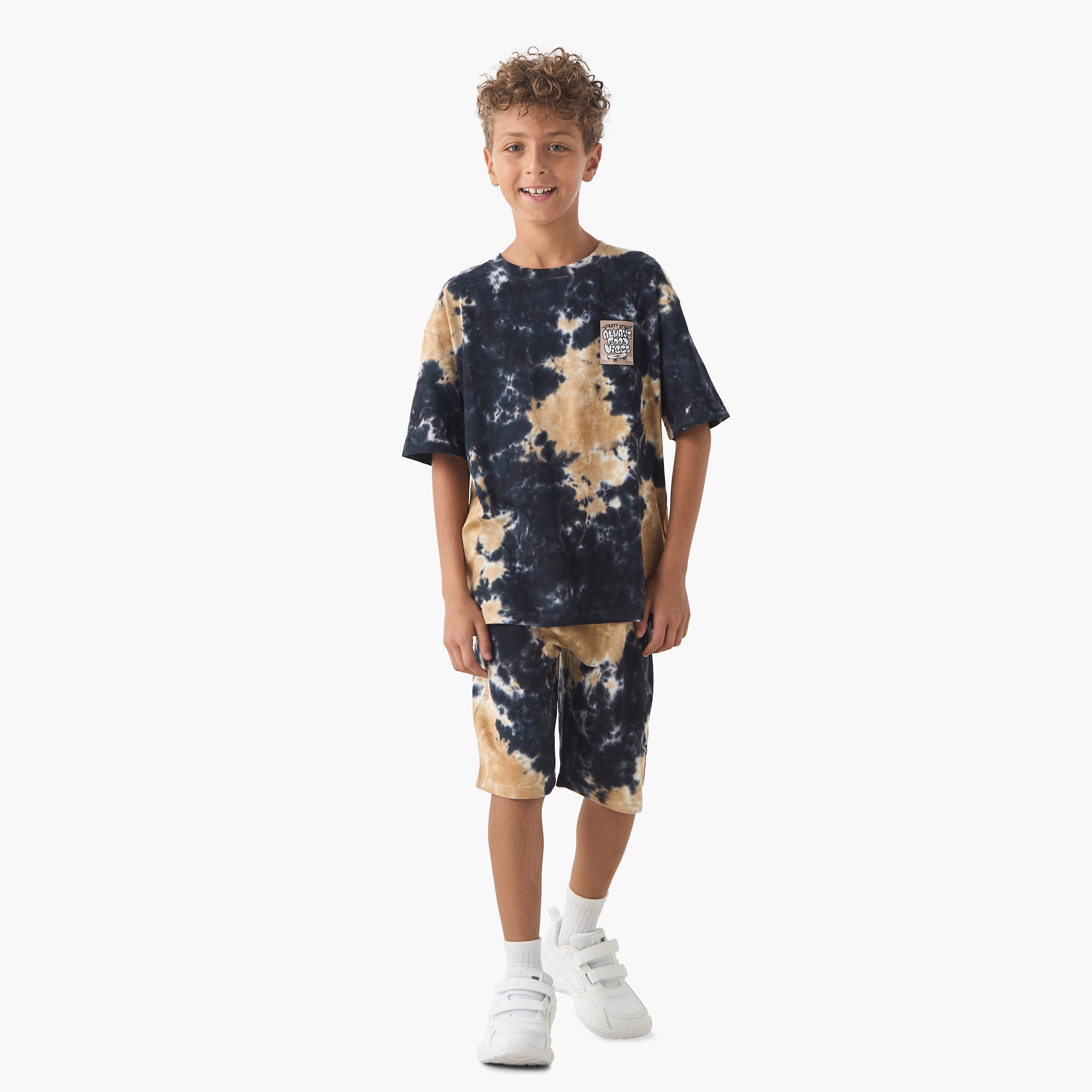 طقم تيشيرت وشورت بطبعات مصبوغة من جونيورز-boys-clothing-setsandcoords-image-1