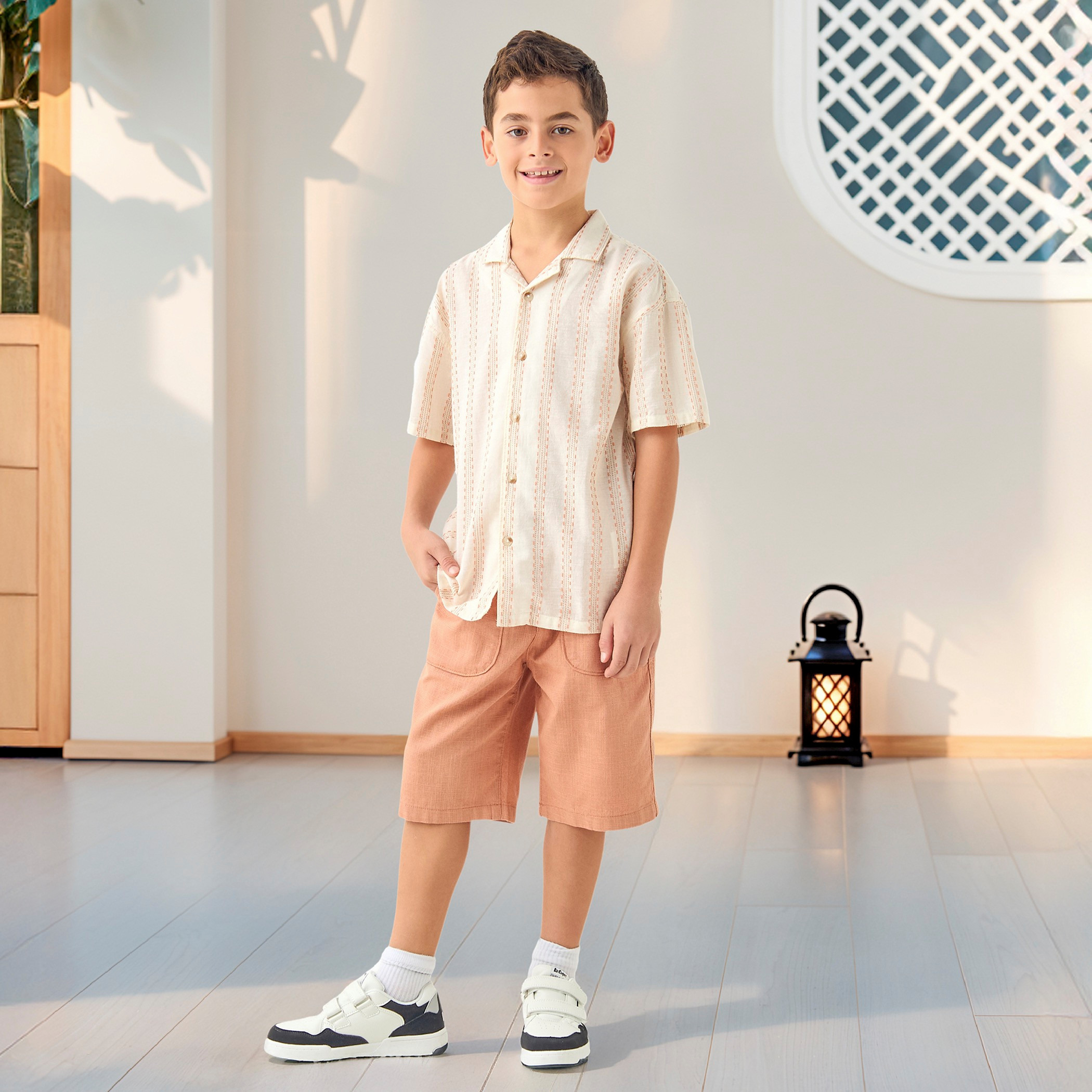 قميص مطرز بأكمام قصيرة من جونيورز-boys-clothing-shirts-image-2