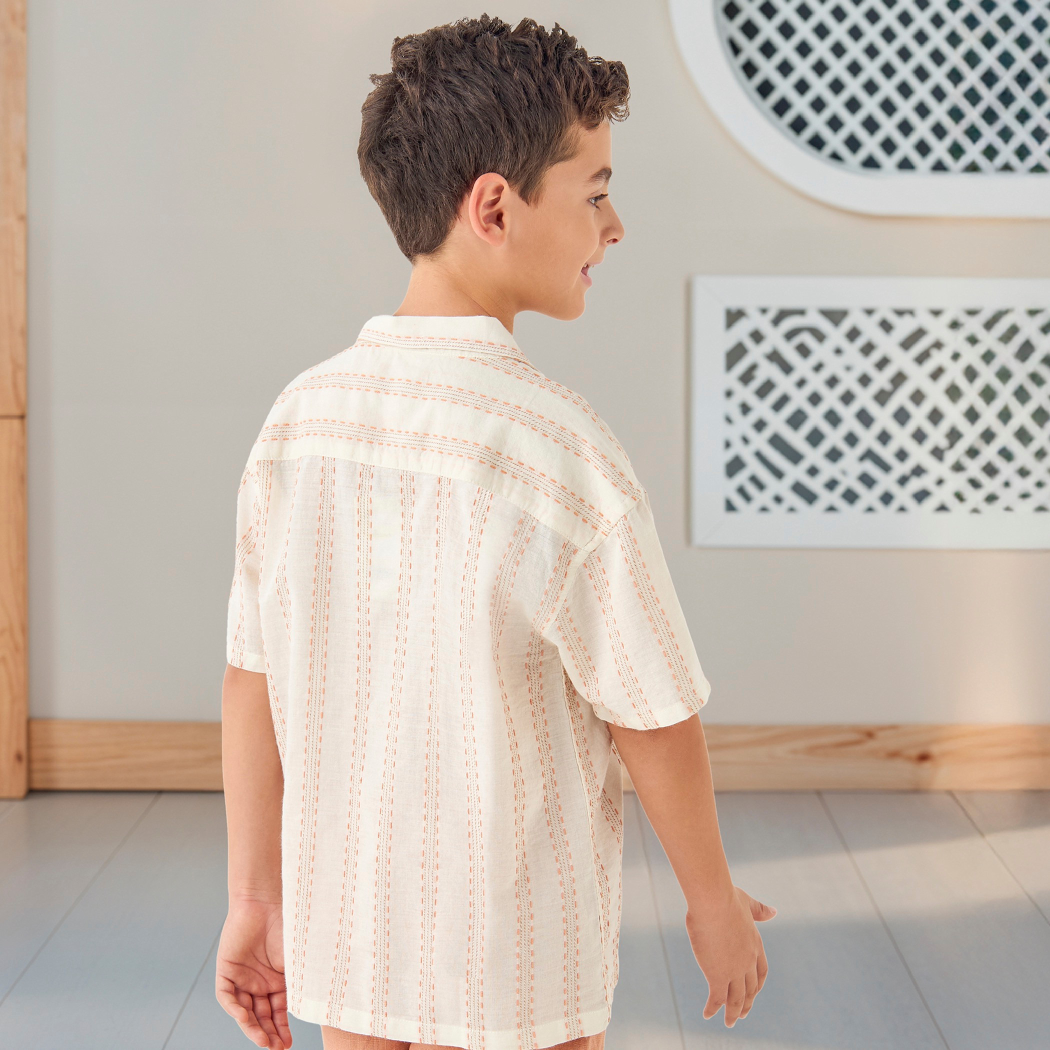 قميص مطرز بأكمام قصيرة من جونيورز-boys-clothing-shirts-image-3
