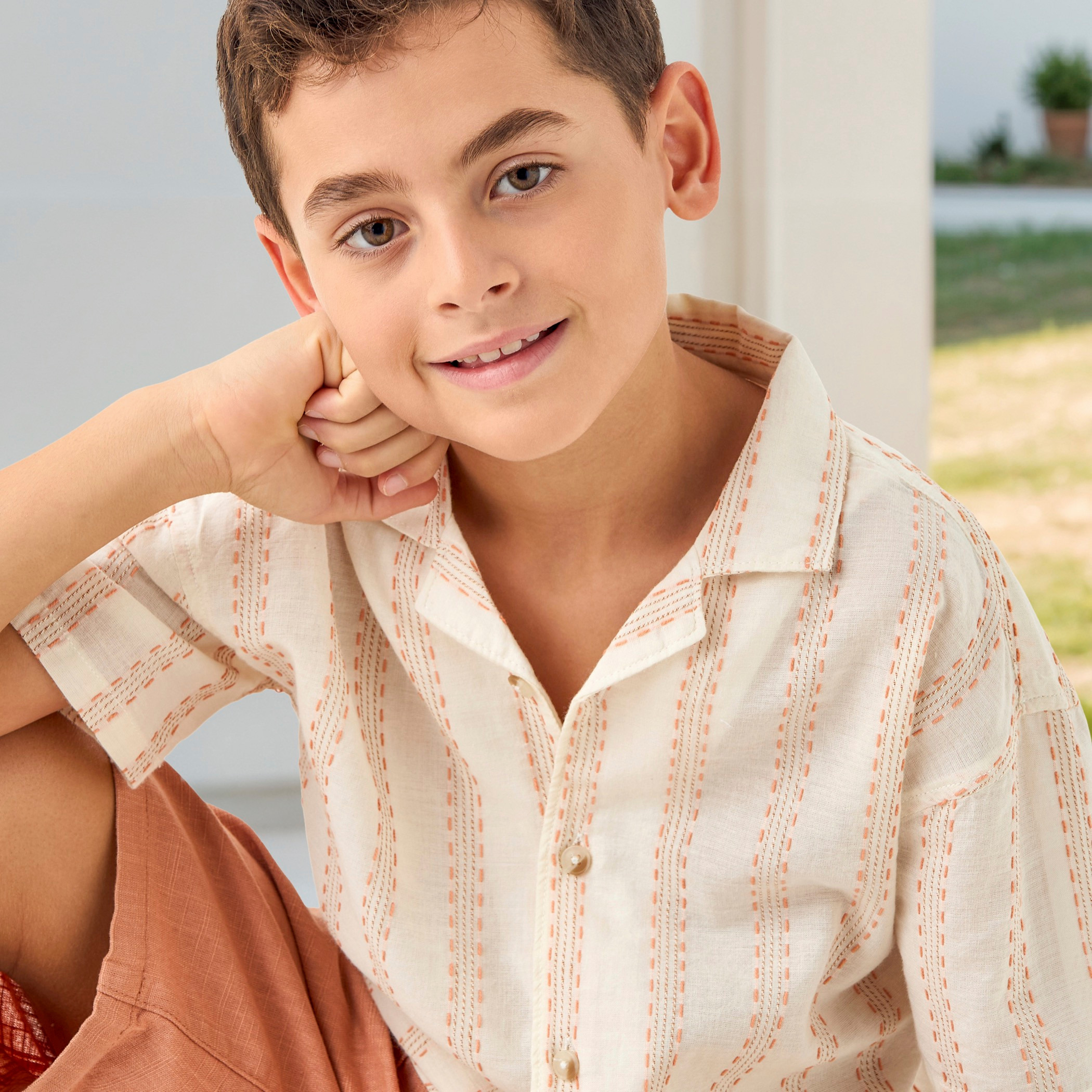 قميص مطرز بأكمام قصيرة من جونيورز-boys-clothing-shirts-image-4