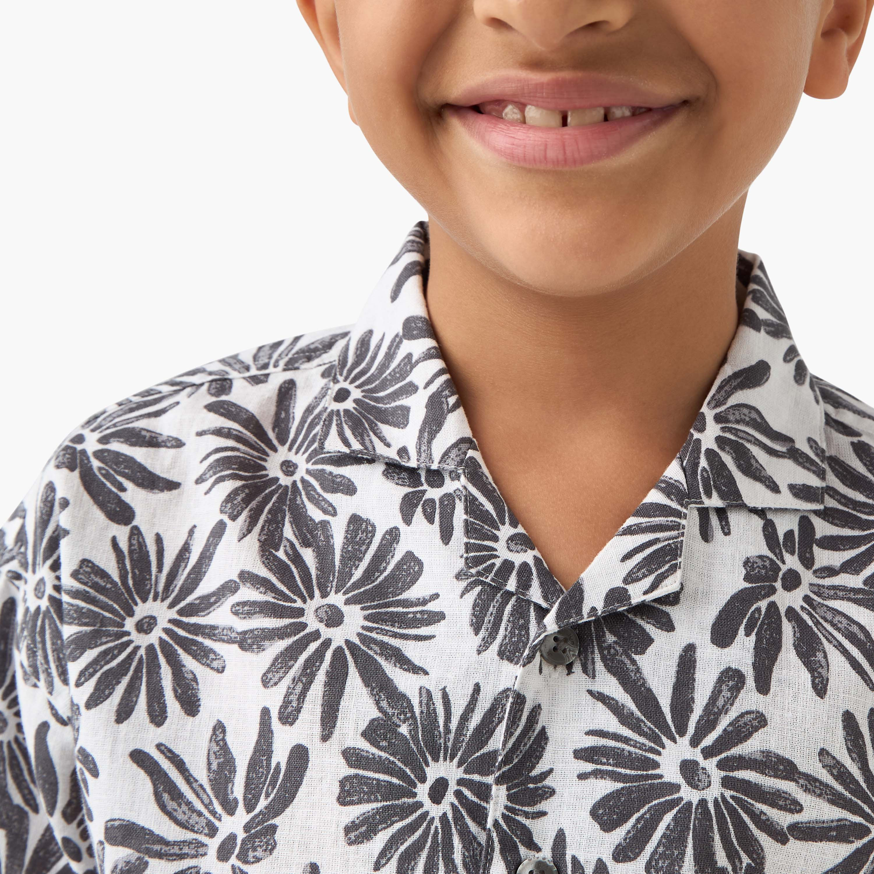 قميص بياقة كامب وأكمام قصيرة وطبعات زهرية من جونيورز-boys-clothing-shirts-image-4