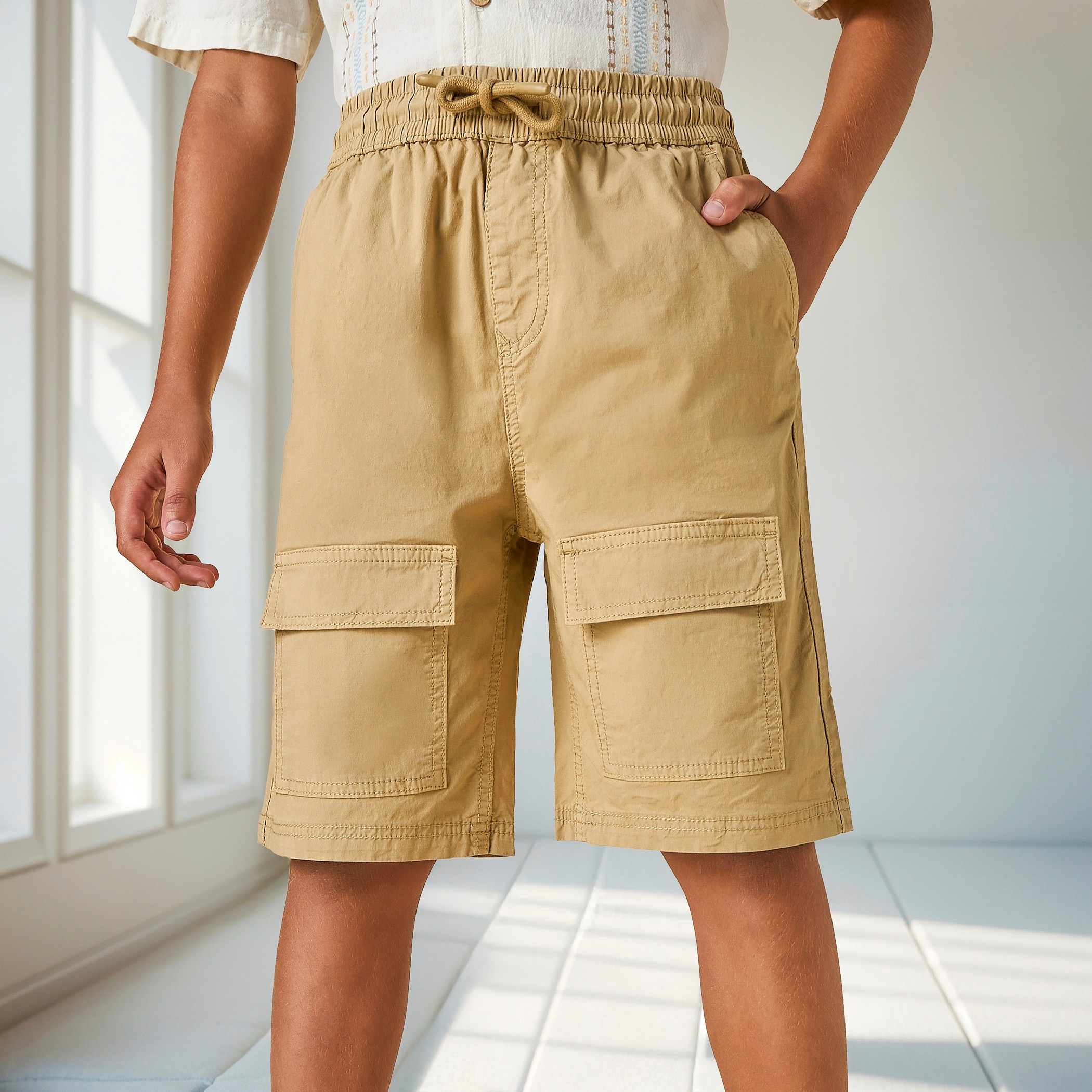 شورت كارجو سادة برباط إغلاق وجيوب من جونيورز-boys-clothing-bottoms-shorts-image-1