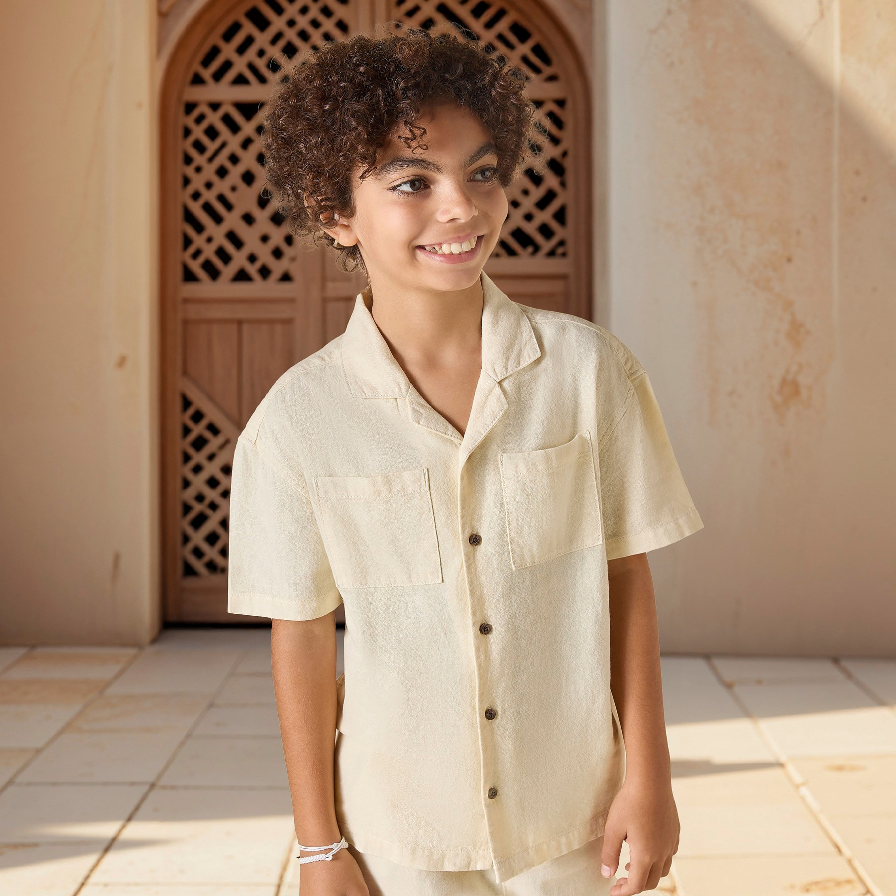 طقم قميص بياقة كامب سادة وشورت بخصر مطاطي من جونيورز-boys-clothing-setsandcoords-image-2