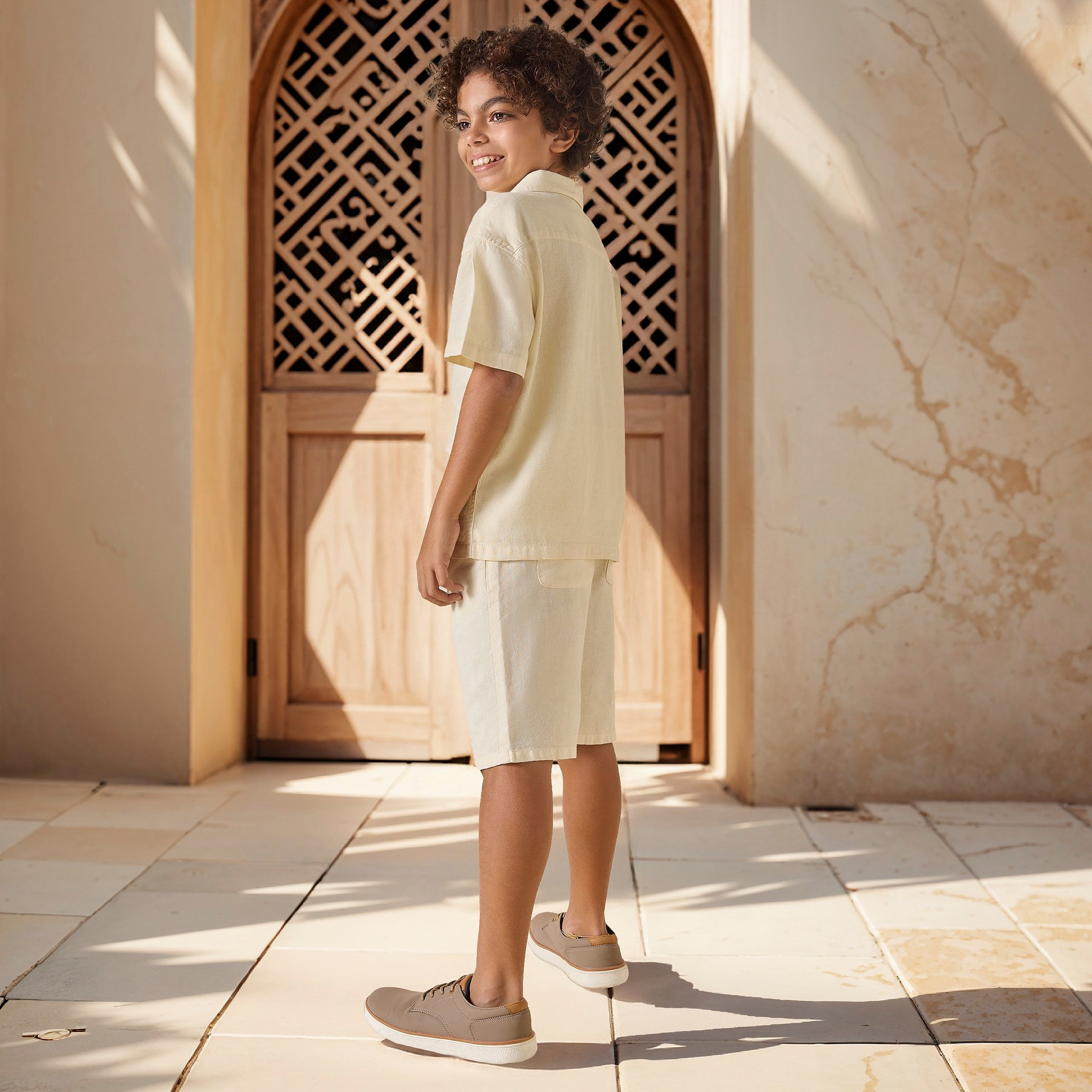 طقم قميص بياقة كامب سادة وشورت بخصر مطاطي من جونيورز-boys-clothing-setsandcoords-image-4