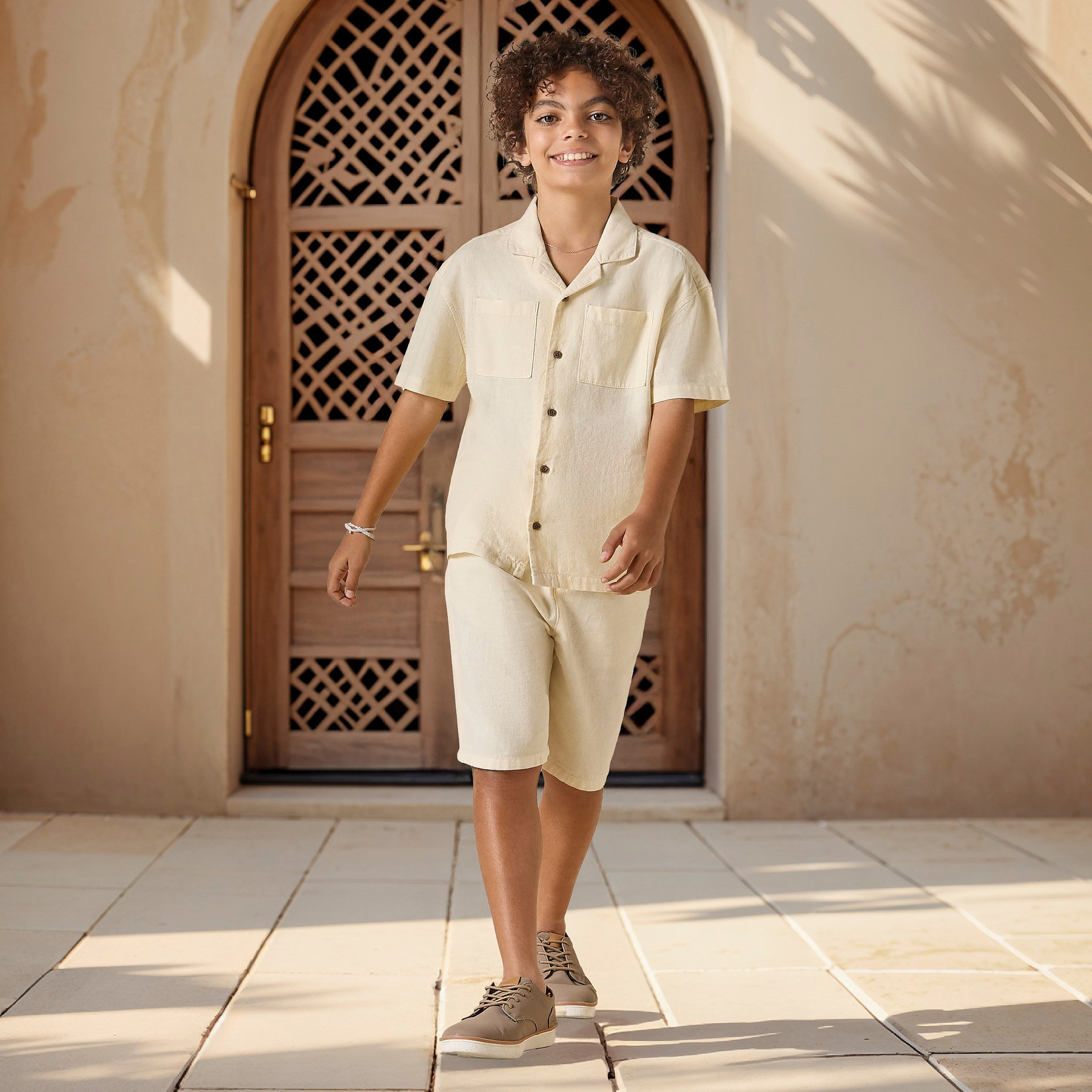 طقم قميص بياقة كامب سادة وشورت بخصر مطاطي من جونيورز-boys-clothing-setsandcoords-image-7