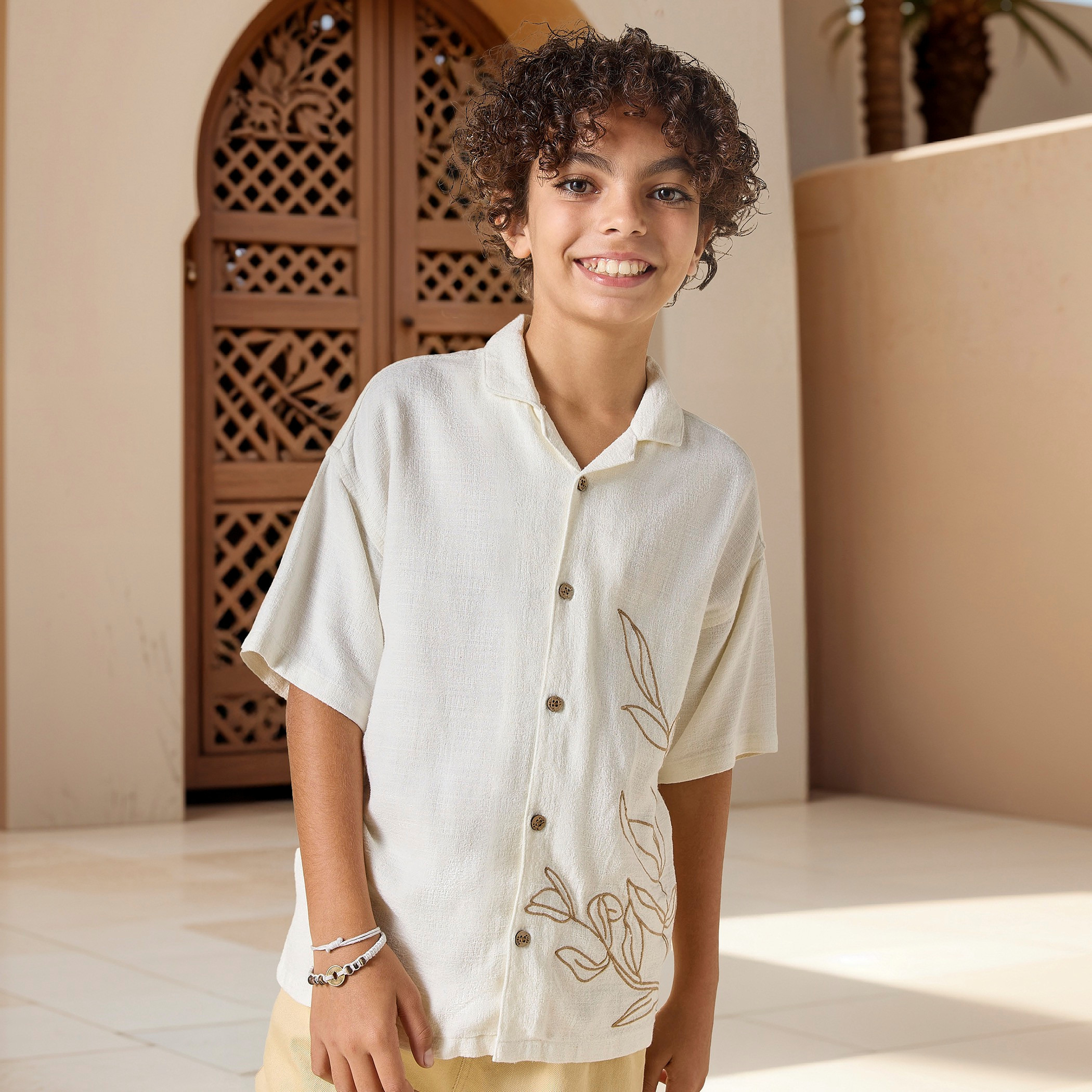 قميص بتطريز زهور وأكمام قصيرة وأزرار إغلاق من إليجو-boys-clothing-shirts-image-6