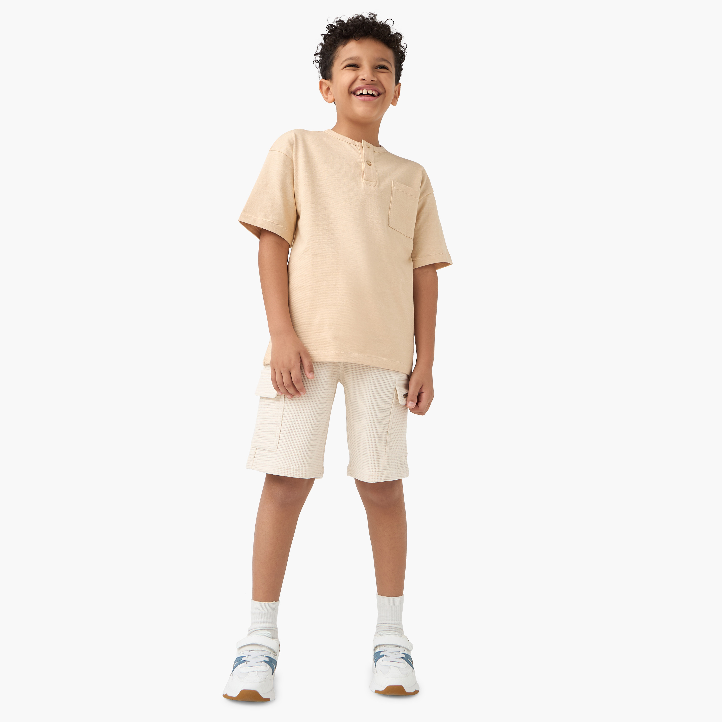 طقم شورت وتيشيرت سادة بياقة هينلي-boys-clothing-setsandcoords-image-1