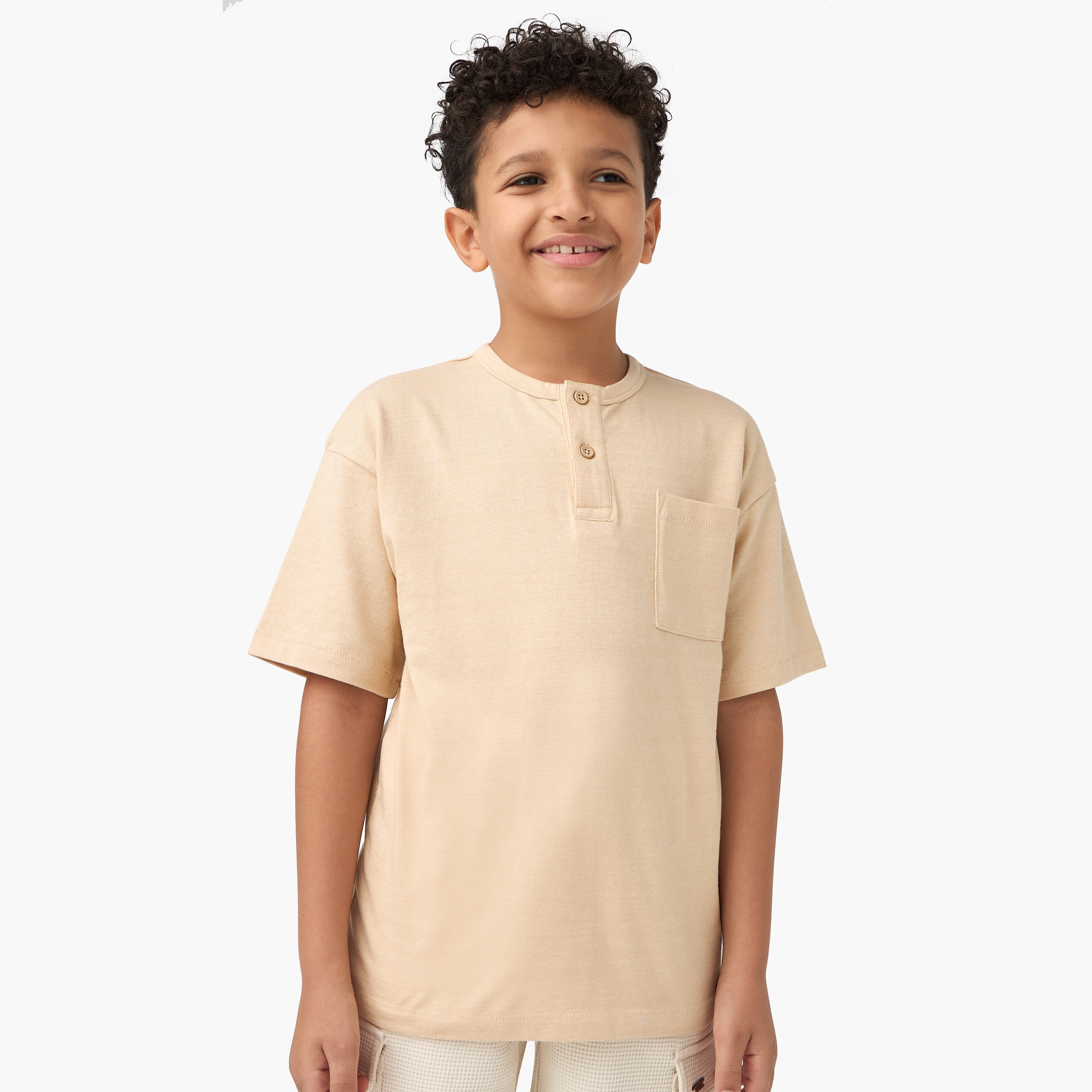 طقم شورت وتيشيرت سادة بياقة هينلي-boys-clothing-setsandcoords-image-2