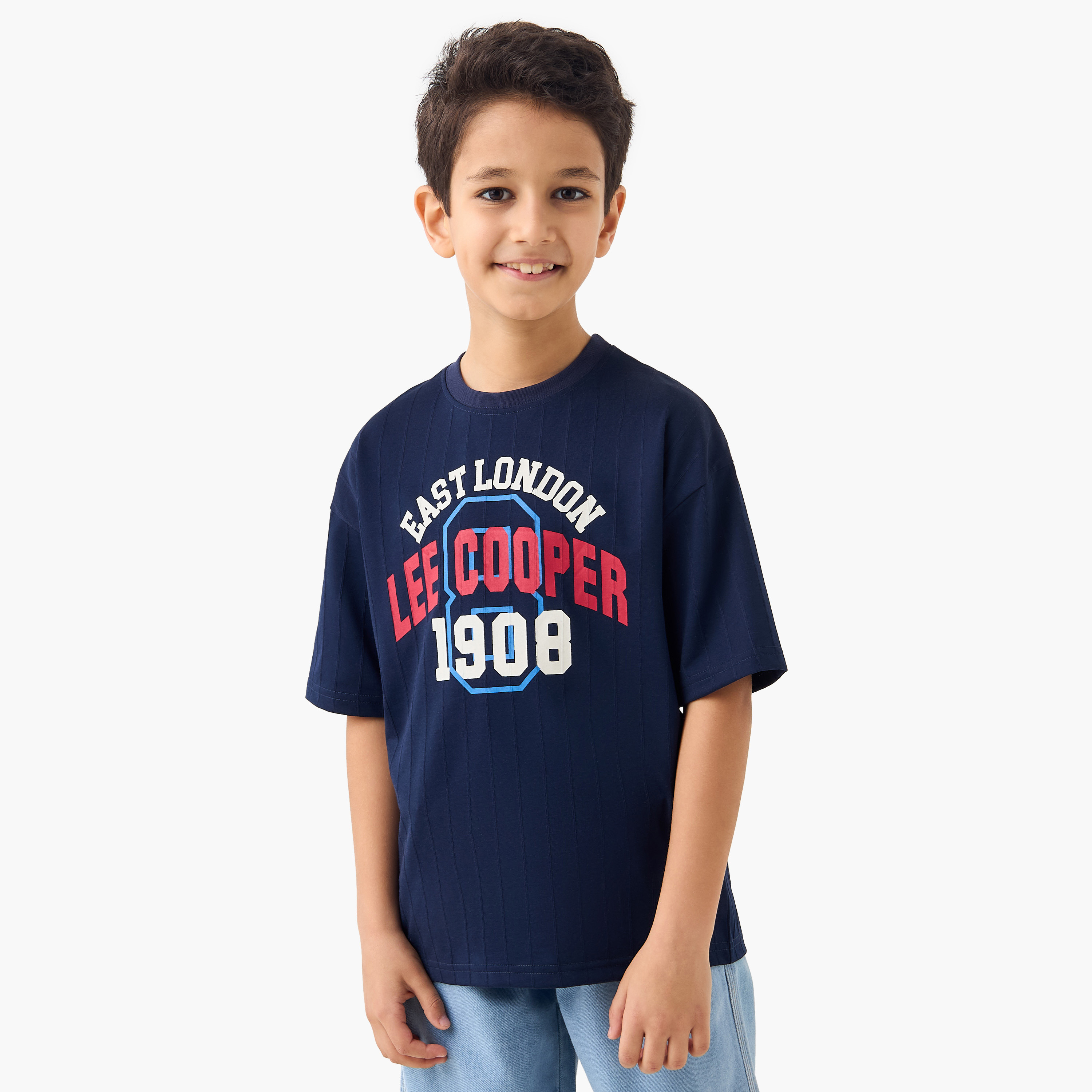تيشيرت بطبعات تايبوجرافيك وياقة ضيقة وأكمام قصيرة من لي كوبر-boys-clothing-tshirtsandpolos-image-1