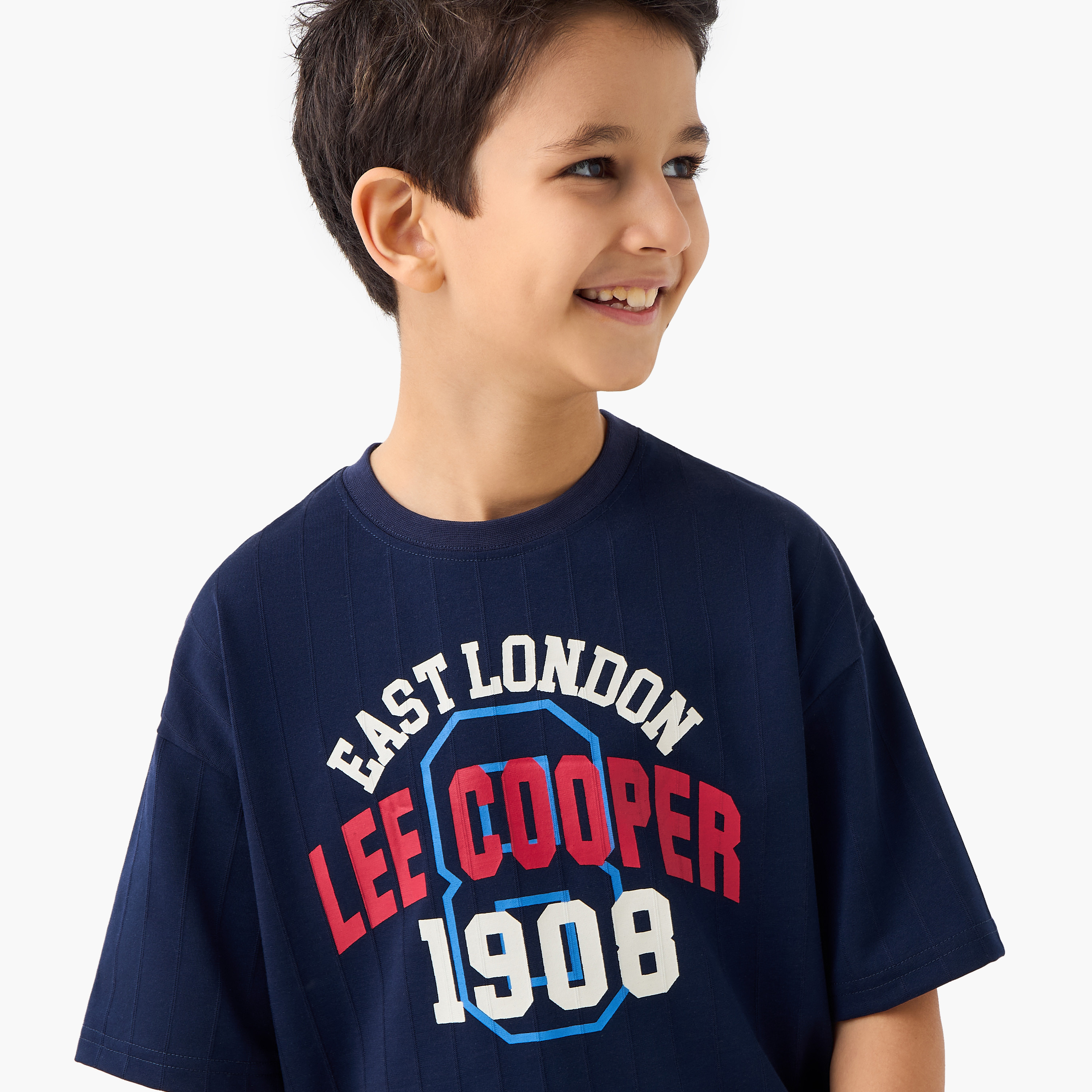 تيشيرت بطبعات تايبوجرافيك وياقة ضيقة وأكمام قصيرة من لي كوبر-boys-clothing-tshirtsandpolos-image-4