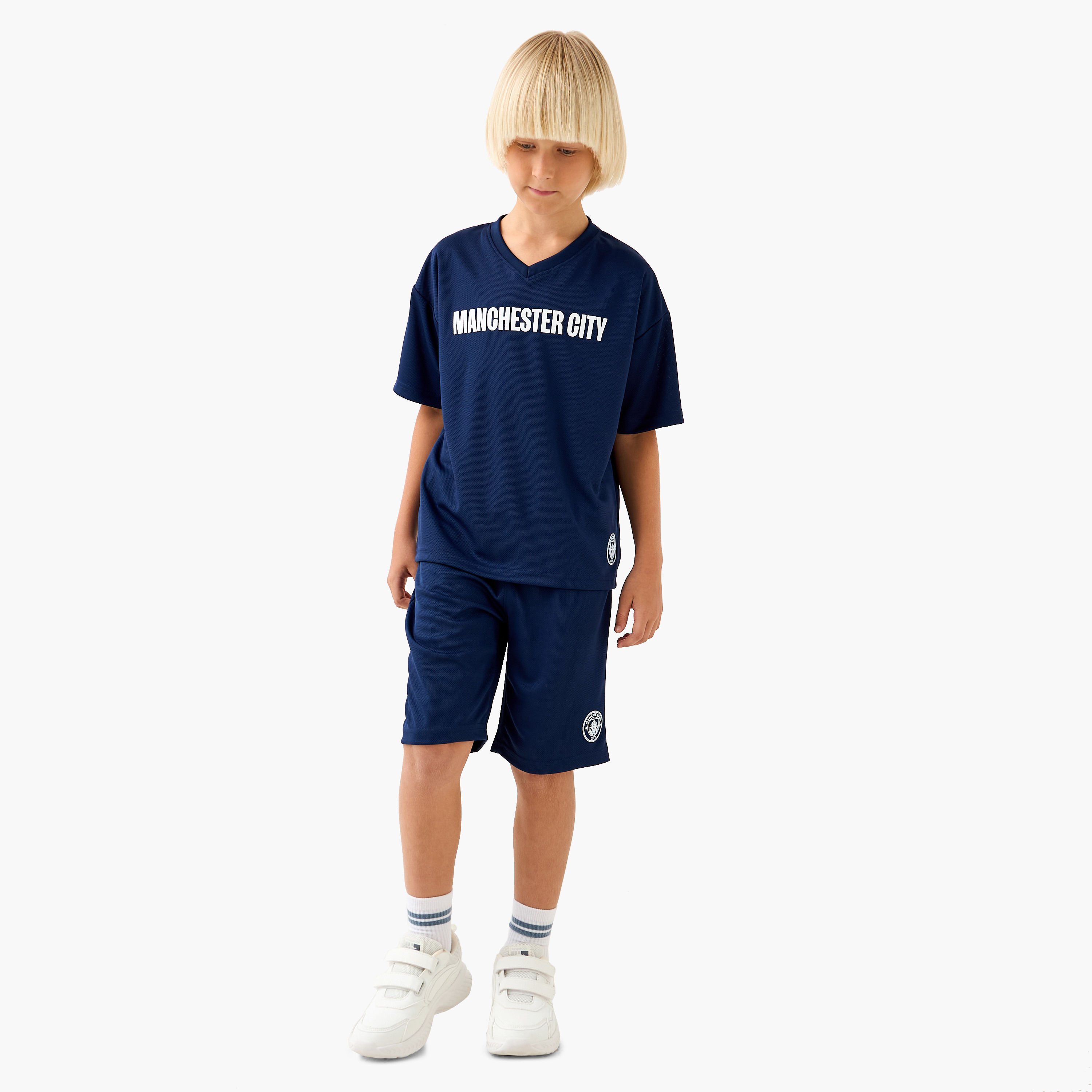 طقم شورت وتيشيرت بياقة V وبطبعات مانشستر-boys-clothing-setsandcoords-image-1