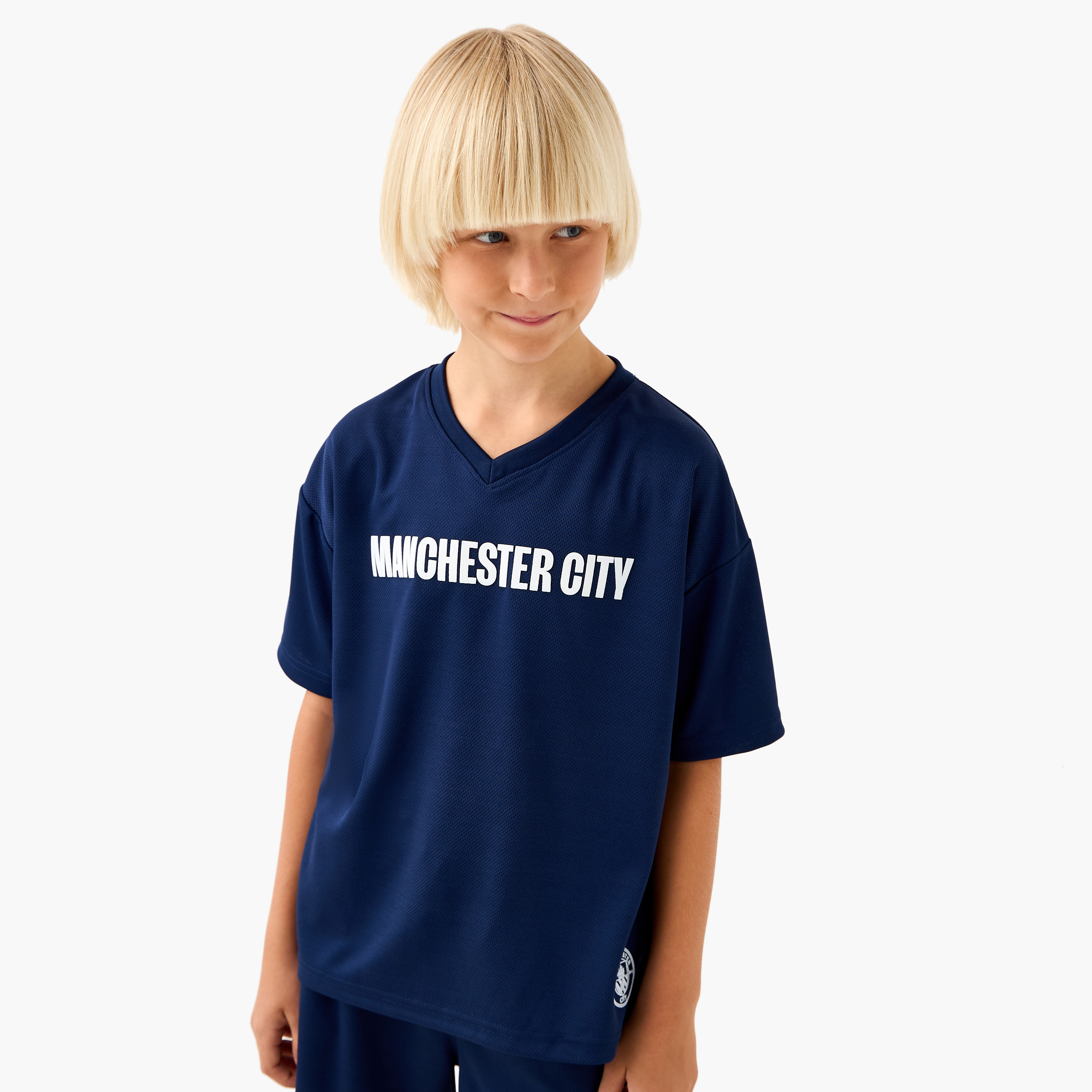 طقم شورت وتيشيرت بياقة V وبطبعات مانشستر-boys-clothing-setsandcoords-image-2