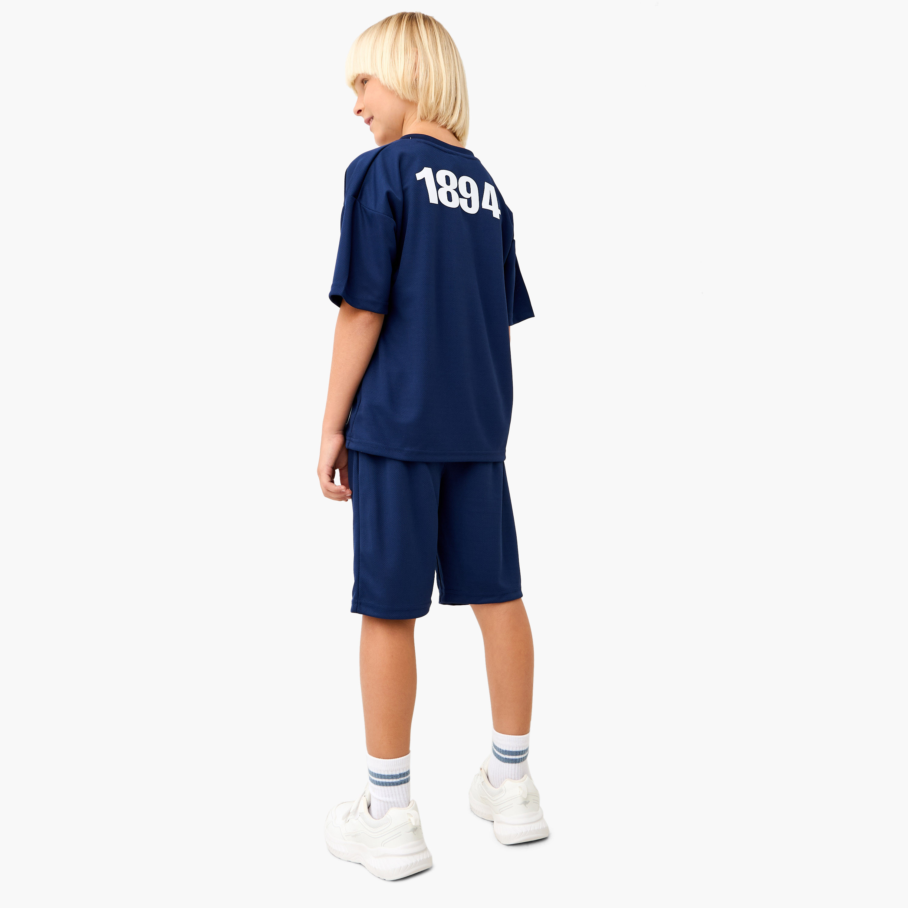 طقم شورت وتيشيرت بياقة V وبطبعات مانشستر-boys-clothing-setsandcoords-image-4