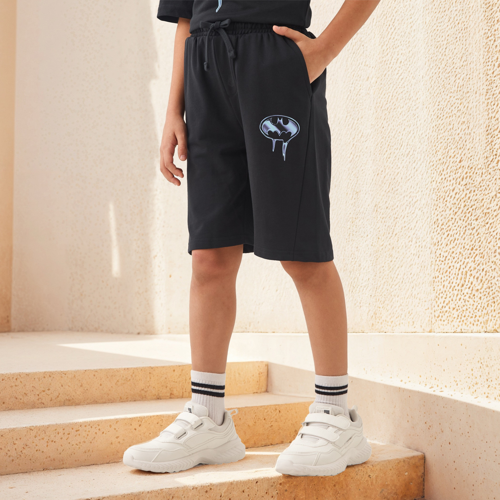 شورت برباط إغلاق وطبعات باتمان-boys-clothing-bottoms-shorts-image-1