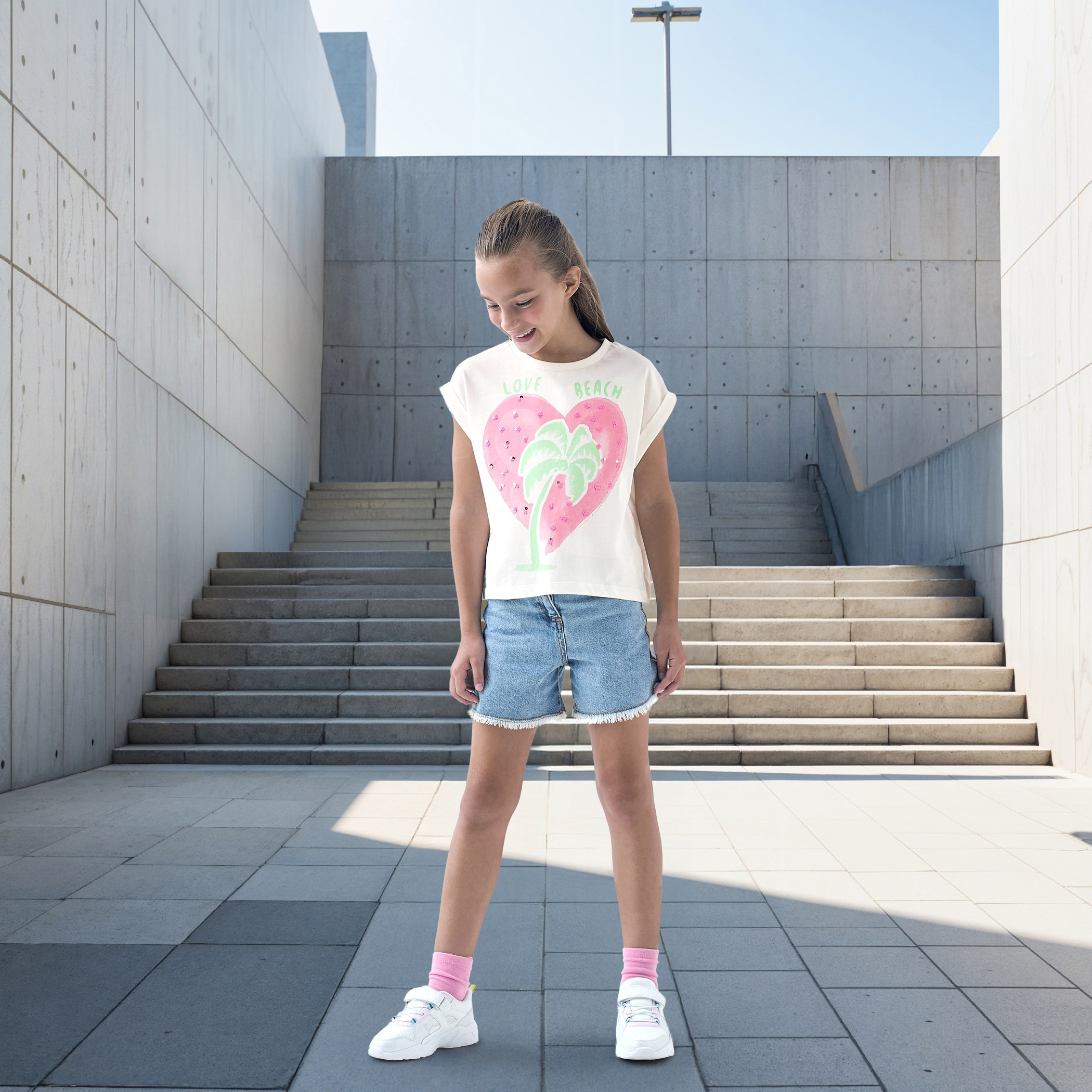تيشيرت مزيّن بطبعات قلب وأكمام كاب من جونيورز-girls-clothing-tshirts-image-2