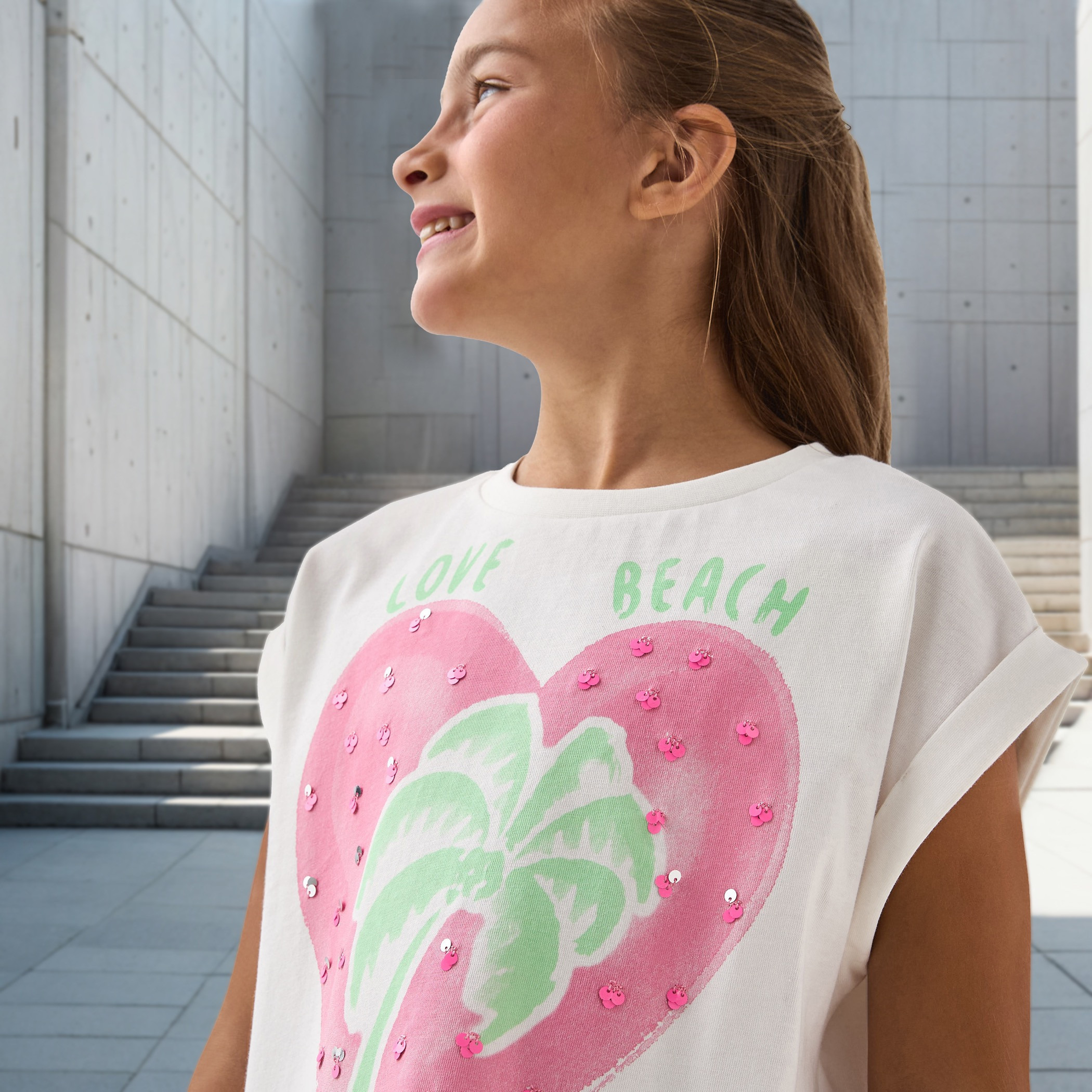 تيشيرت مزيّن بطبعات قلب وأكمام كاب من جونيورز-girls-clothing-tshirts-image-4