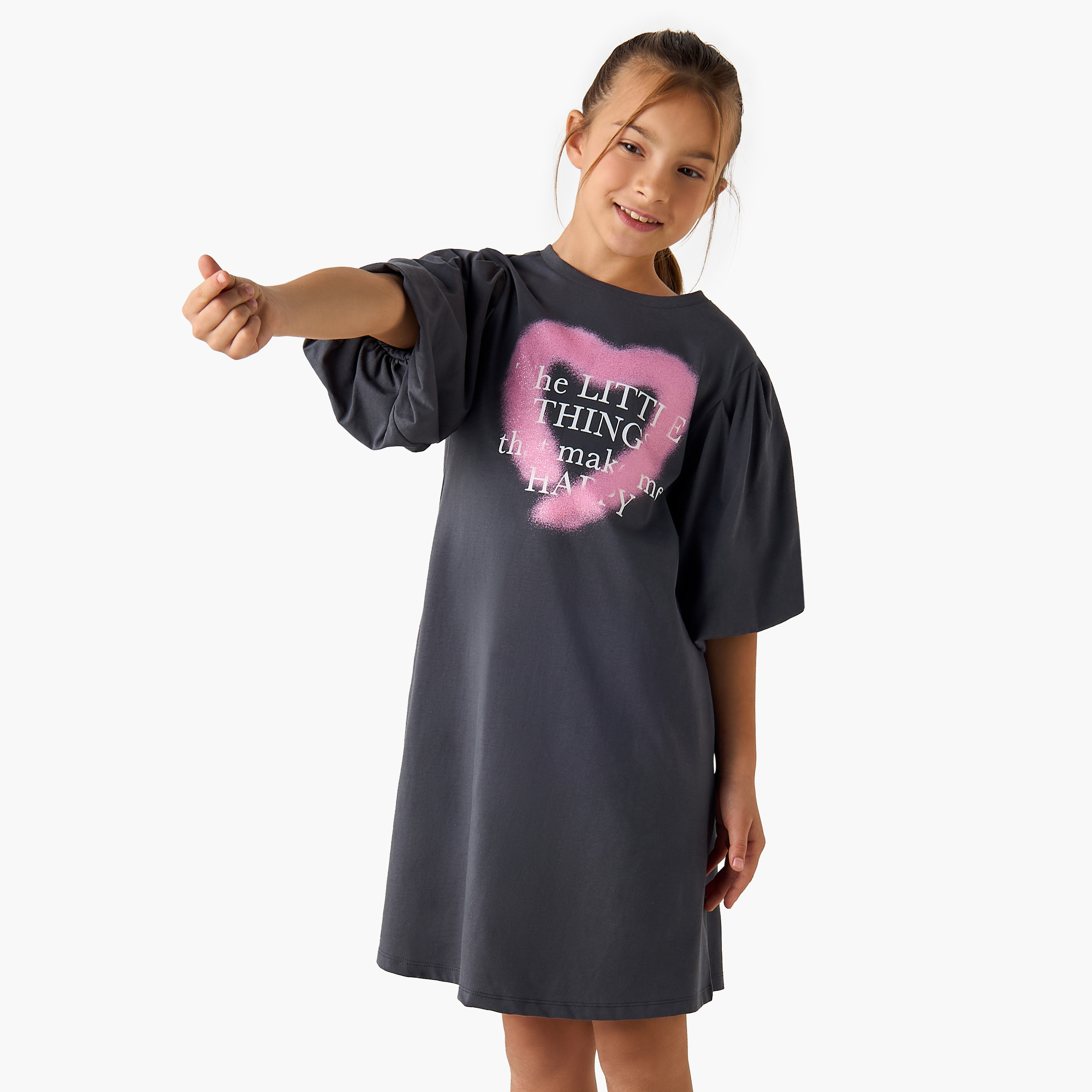 فستان بطبعات شعار وياقة مستديرة وأكمام منفوخة-girls-clothing-dressesandjumpsuits-image-1